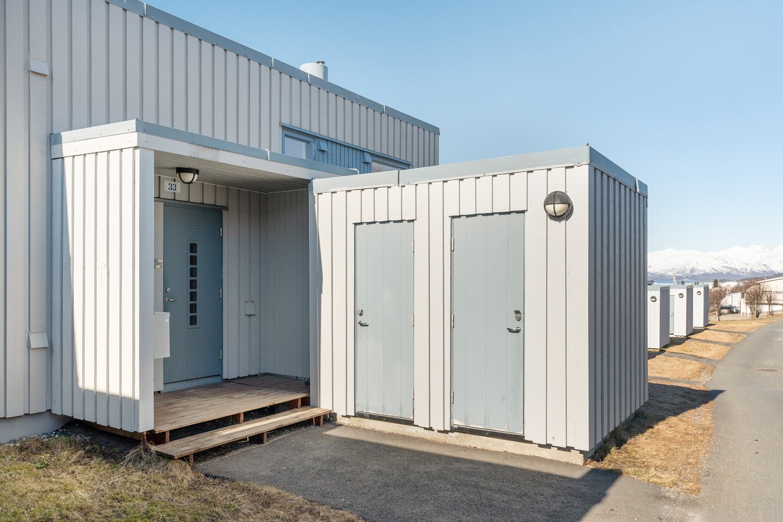 Leiligheten disponerer en romslig og praktisk sportsbod ved inngangspartiet.