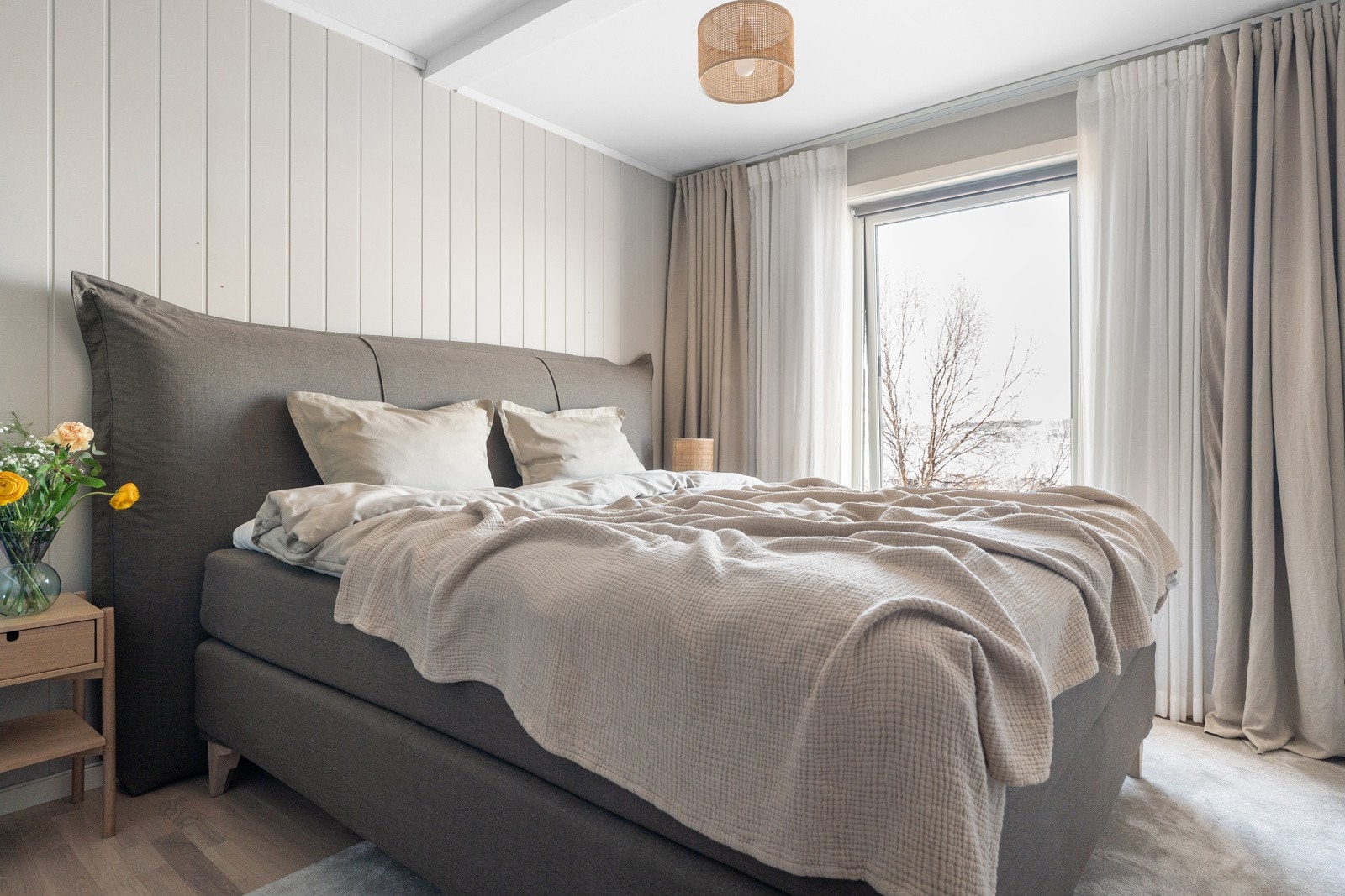 Stort soverom med god plass for dobbelseng og tilhørende nattbord.