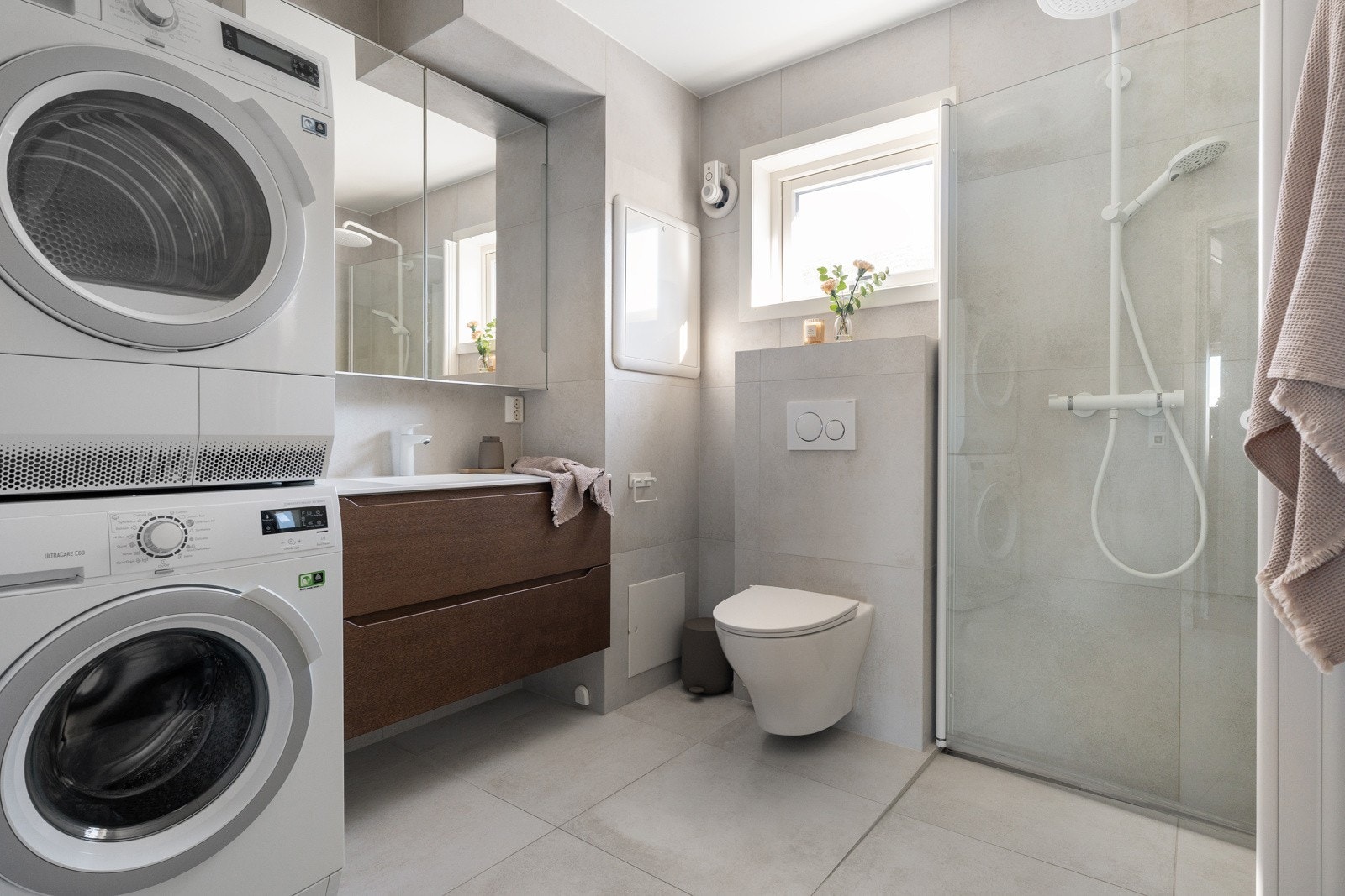 Rålekkert bad fra 2024/25. Badet er utstyrt med stort dusjhjørne, praktisk vegghengt wc og baderominnredning med god oppbevaringsplass.