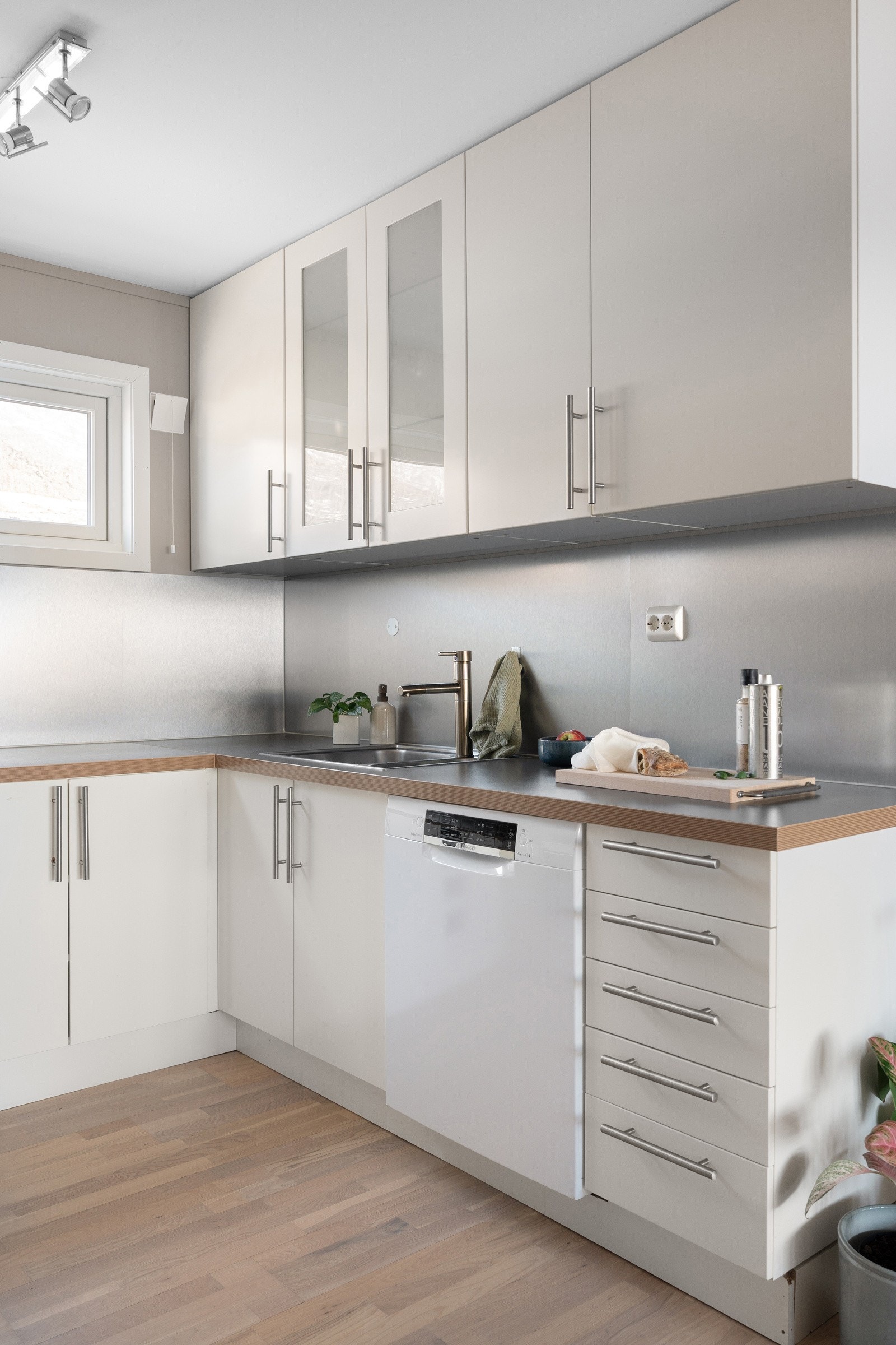 Rør på kjøkken ble oppgradert i forbindelse med at badet ble renovert i 2024.