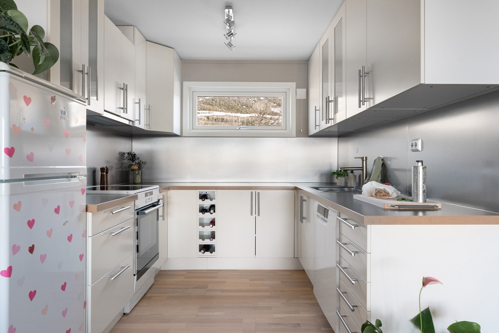 Kjøkkenet framstår funksjonelt, med rikelig med skap- og benkeplass.