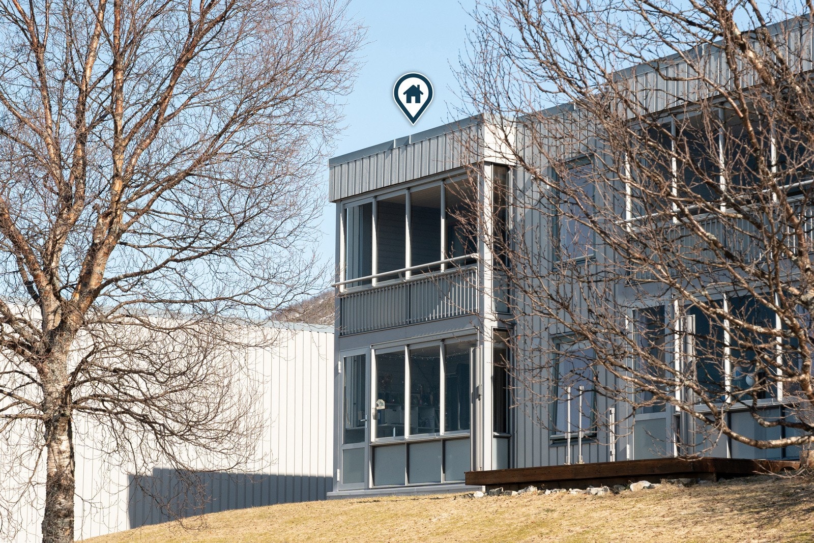 Fast plass i lukket garasjeanlegg. Det er klargjort for montering av elbil-lader.