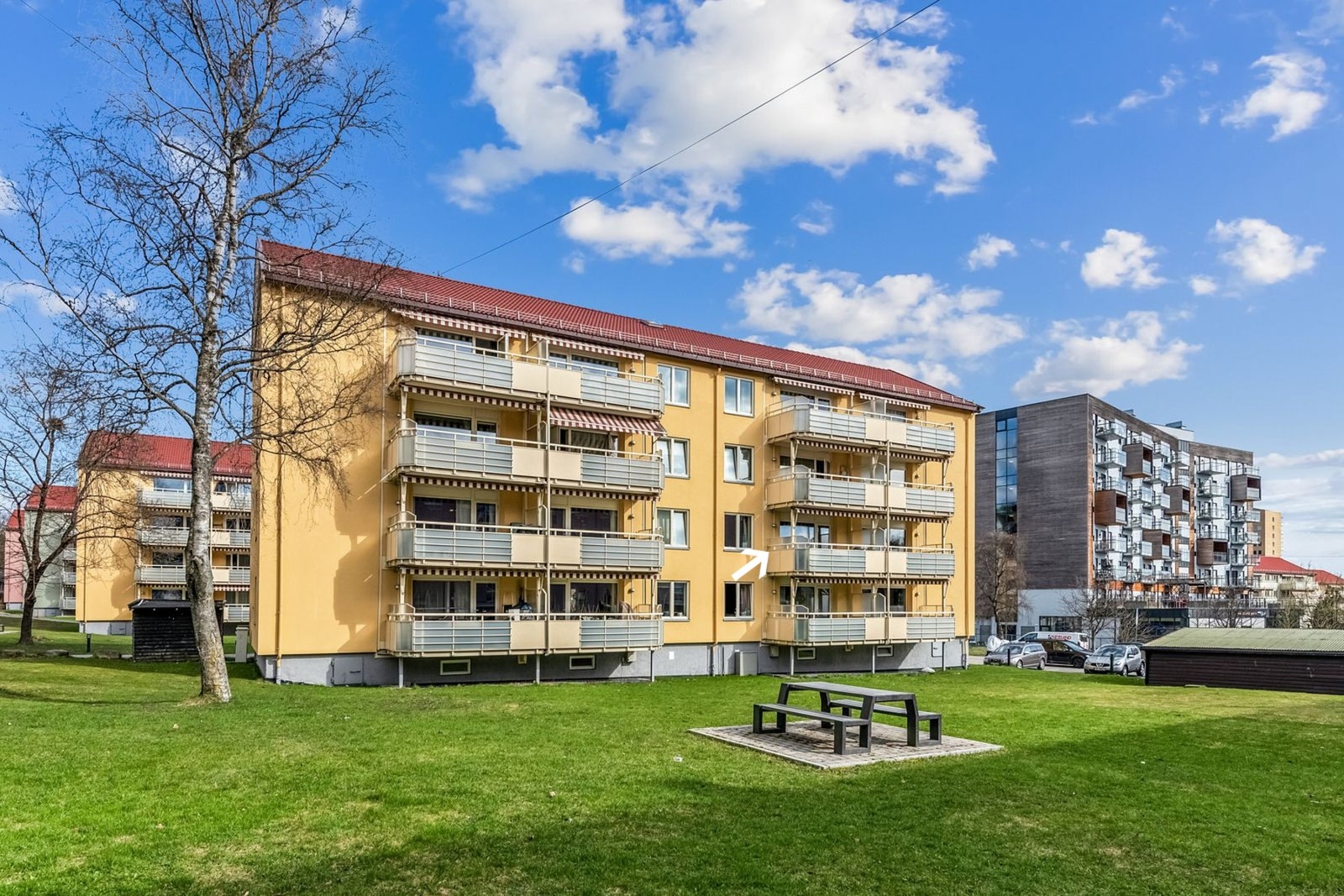 Boligen har en god intern plassering i byggets 2. etasje og vender ut mot fredelige grøntområder, skjermet for trafikk. Det medfølger både lofts- og kjellerbod. Galleribilde