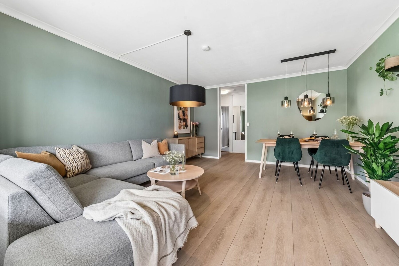 Stuen har naturlige soner for spisebord og sofagruppe, og innbyr til både hyggelige sammenkomster med venner og familie og rolige stunder i eget selskap. Galleribilde