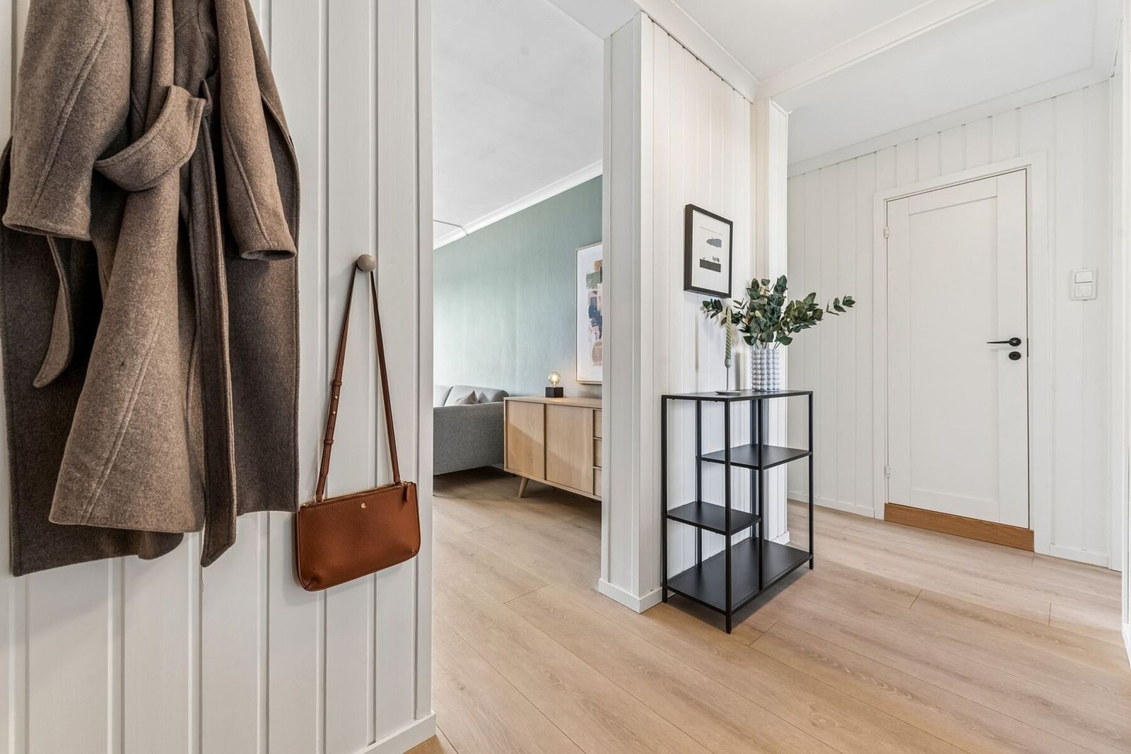 Innvendig møtes du av en lys og romslig entré som gir en hyggelig velkomst inn i boligen. Galleribilde