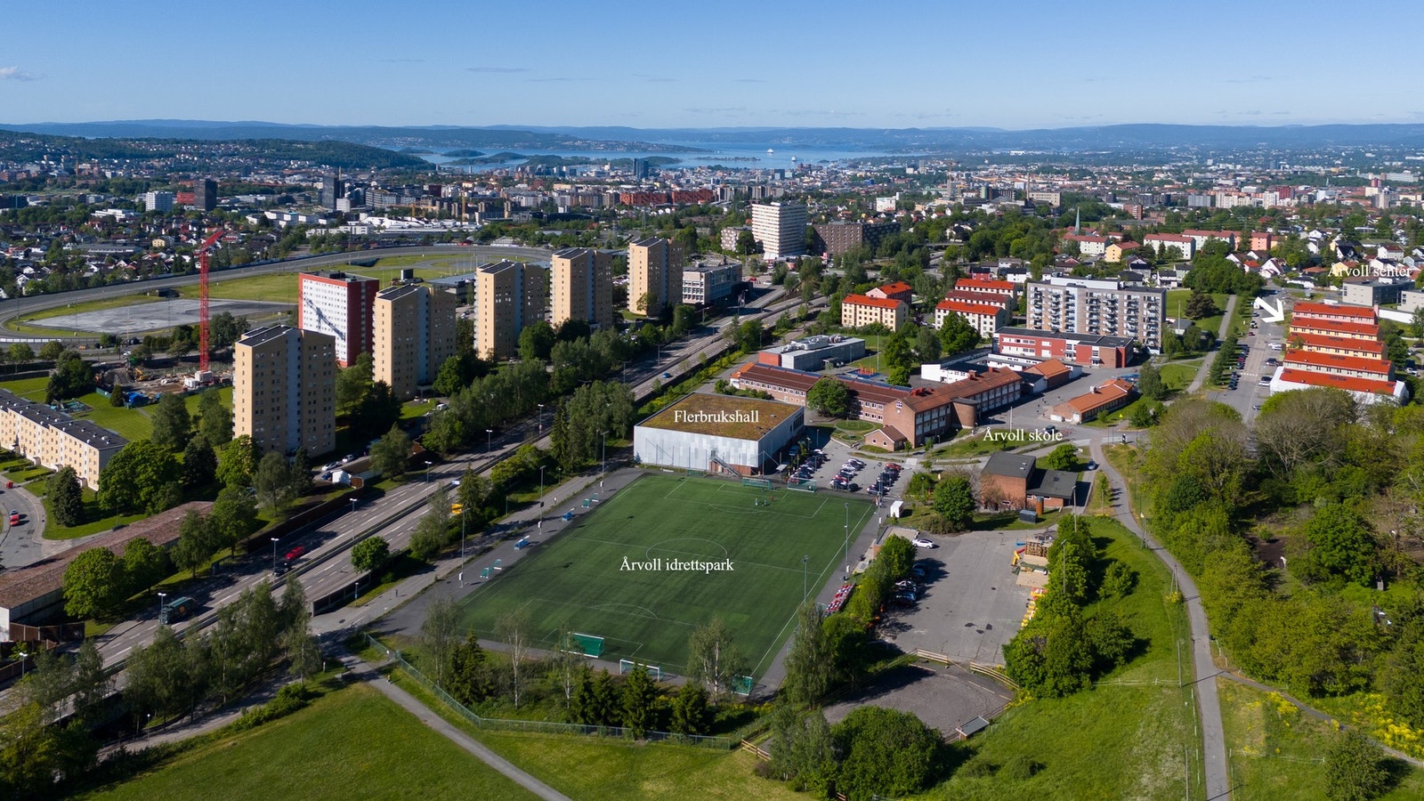 Borettslaget ligger i et veletablert og populært boligområde, kjent for sine sjarmerende pastellfargede bygninger og grønne, rolige omgivelser, med gangavstand til alle nødvendige fasiliteter. Galleribilde