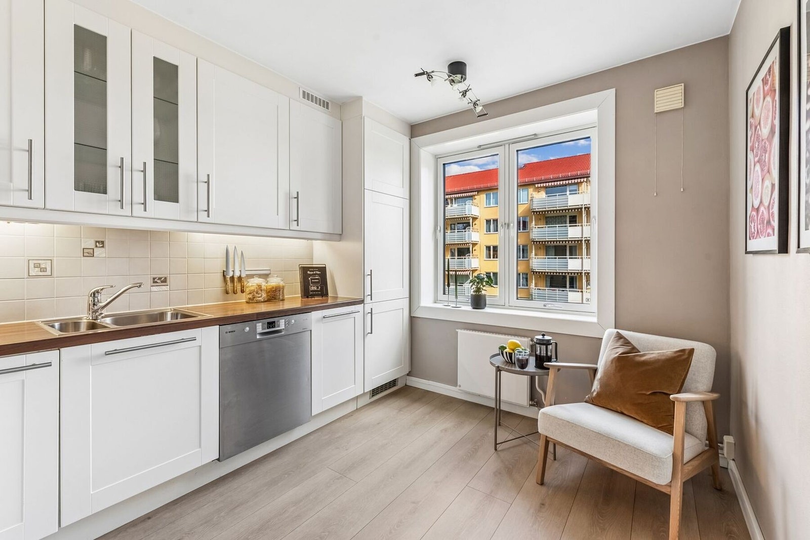 Kjøkkenet har hyggelig plass til spisebord eller kaffekrok, perfekt for både rolige morgener og raske frokoster. Galleribilde