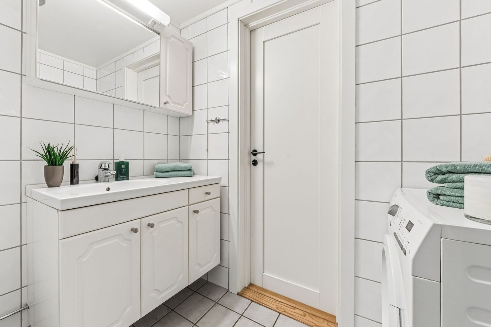 Badet ligger praktisk tilknyttet entréen, med enkel tilgang fra alle rom. Vaskemaskin følger med og det er i tillegg gratis fellesvaskeri i kjelleren. Galleribilde