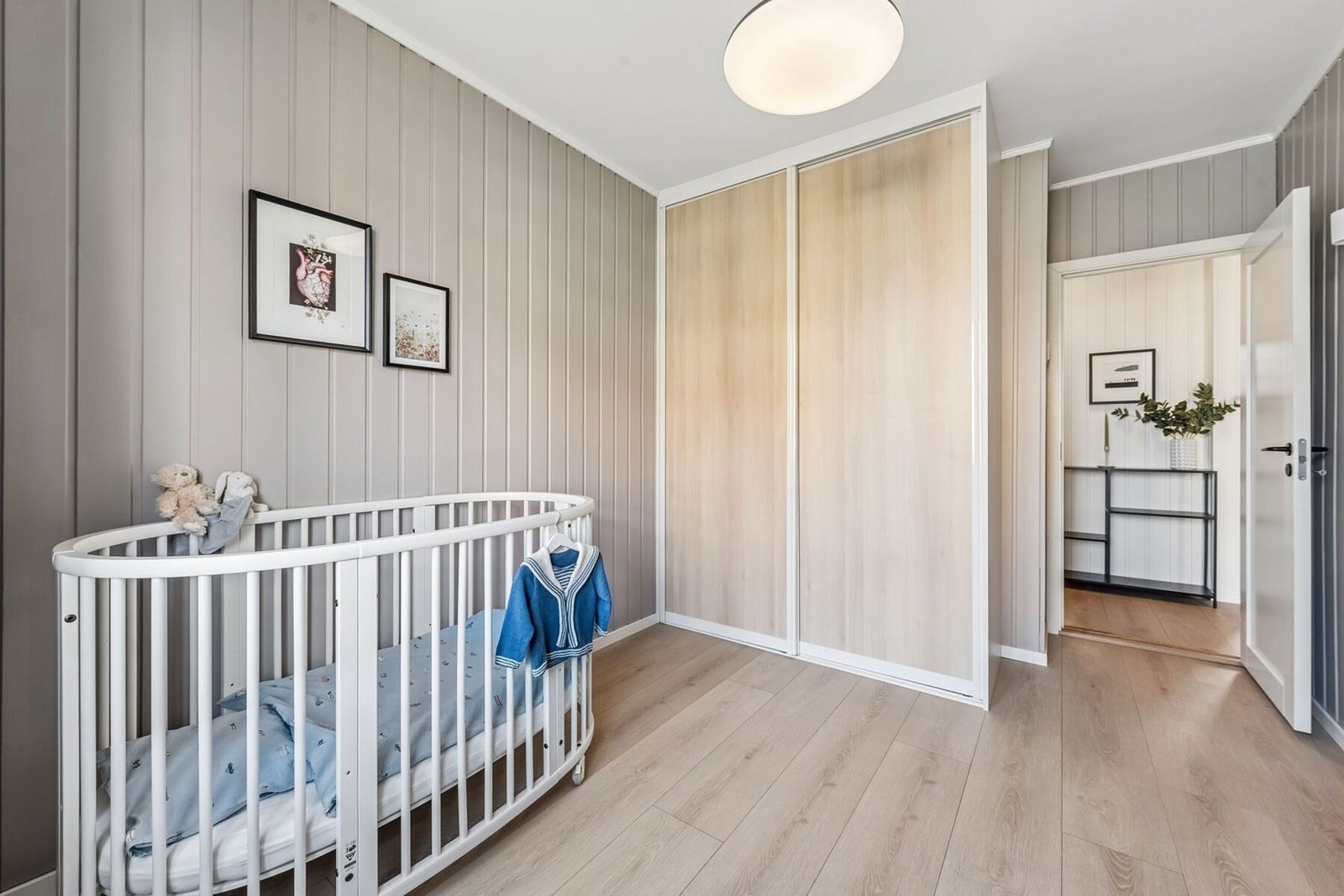 Rommet har ny skyvedørsgarderobe fra 2024. Garderoben er godt innredet med skuffer, kurver, hyller og hengemuligheter. Galleribilde