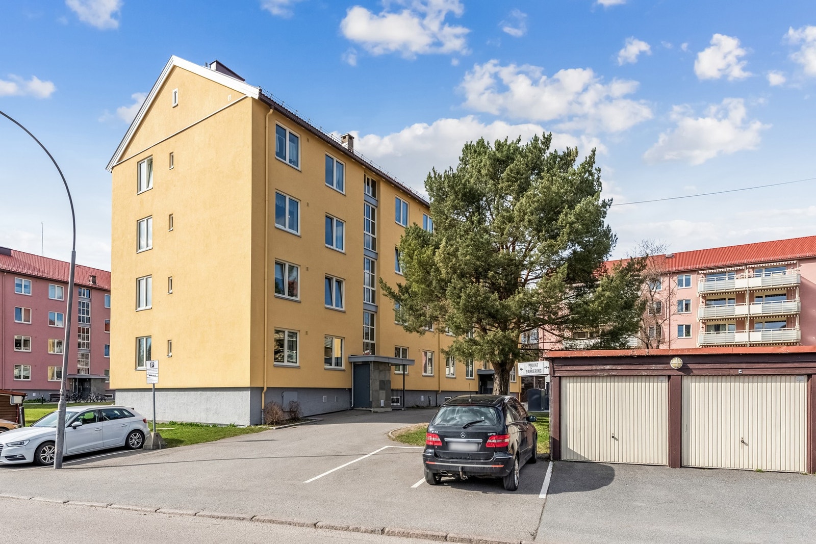 Det er gratis gateparkering i Bård Skolemesters vei og Øivinds vei, 10 kommunale ladeplasser samt borettslagets egne parkerings- og garasjeløsninger, som tildeles etter venteliste. Galleribilde
