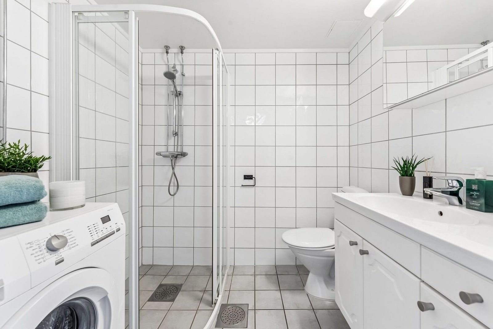 Lyst og funksjonelt flislagt bad, rehabilitert av borettslaget i 2004/2005. Badet har dusjhjørne i herdet glass med skyvedører og romslig innredning. Galleribilde