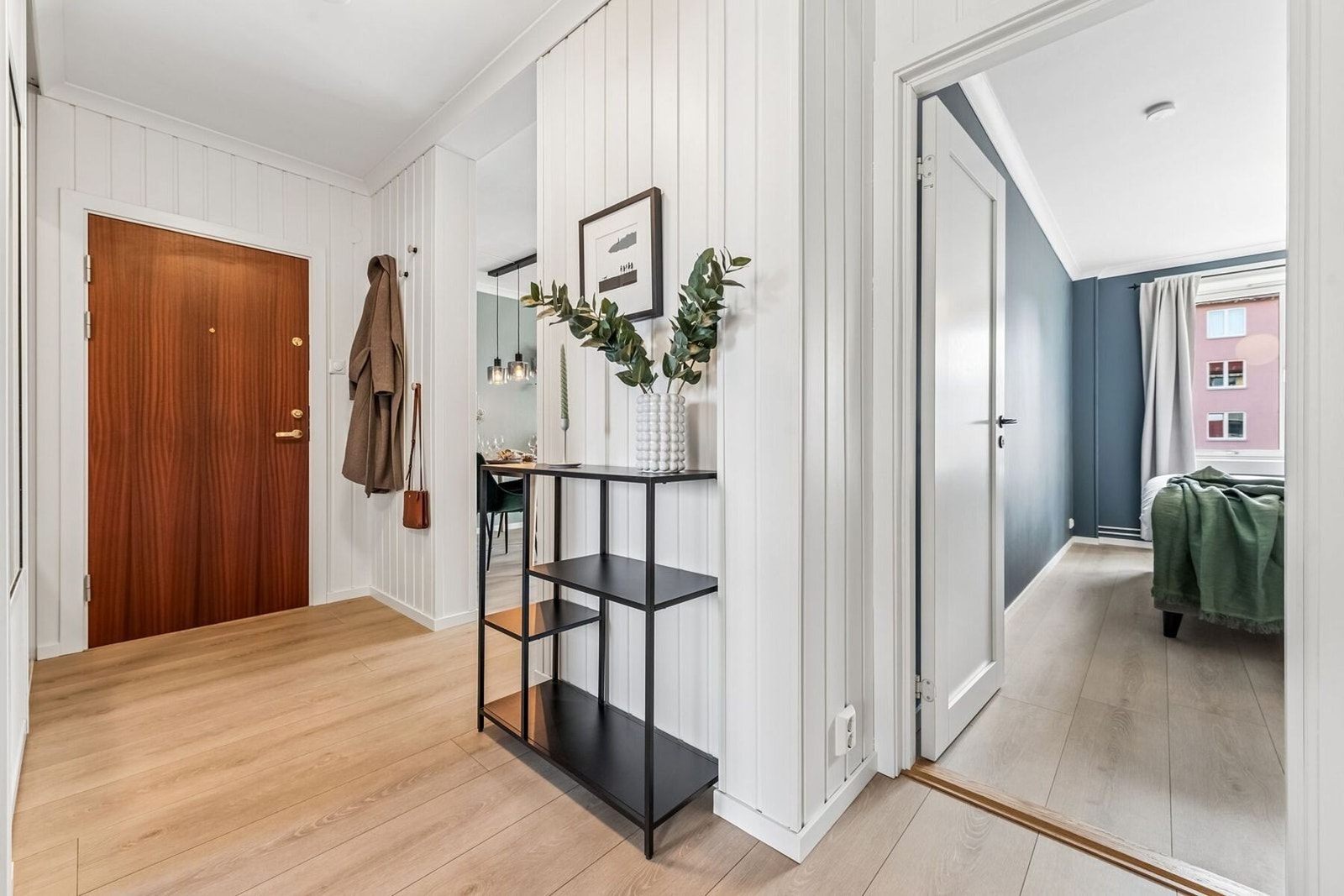 Her er det god plass til oppbevaring i praktisk skyvedørsgarderobe i nisje i vegg, samt mulighet for øvrig innredning og møblement etter eget ønske. Galleribilde