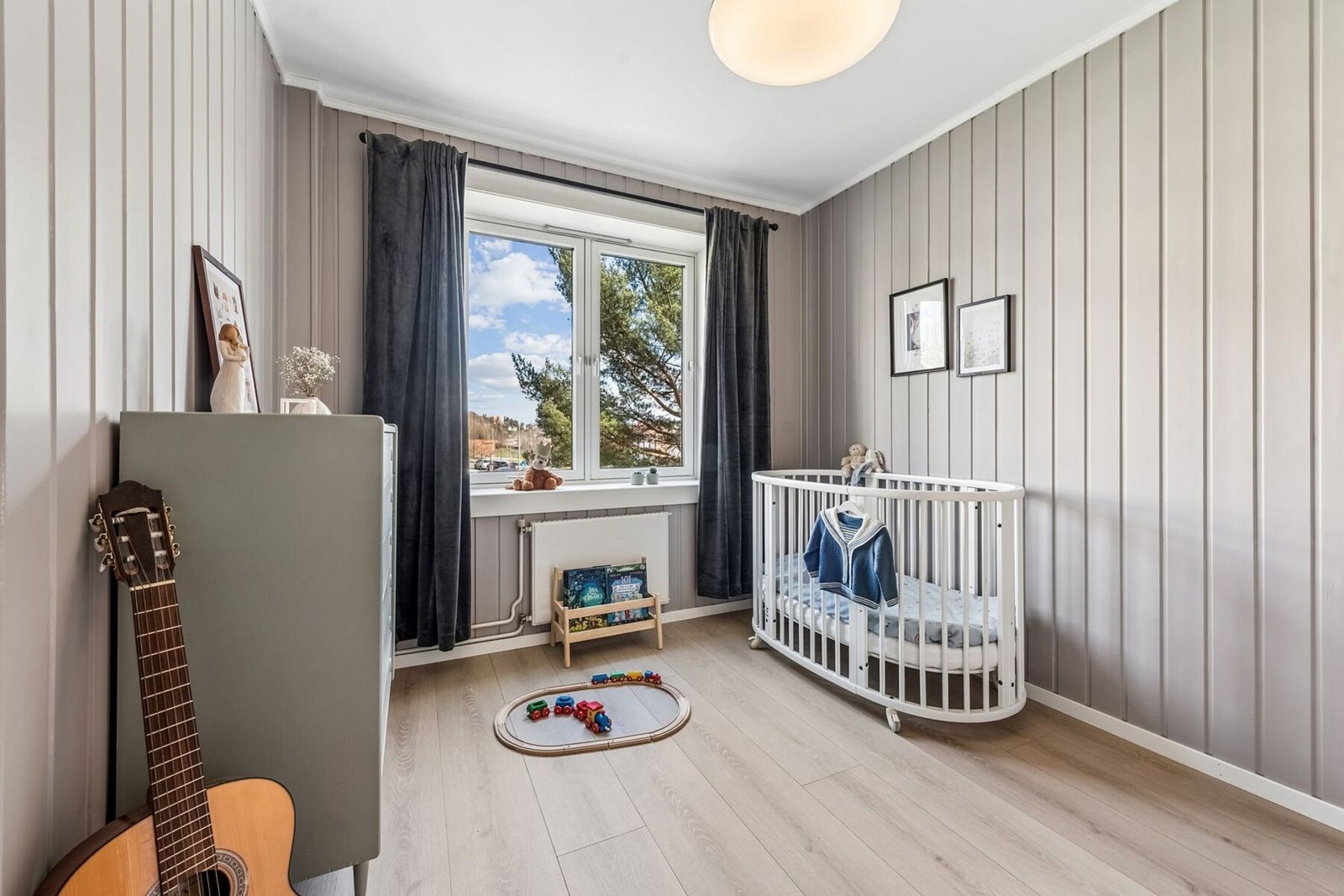 Det andre soverommet ligger i tilknytning til entréen og egner seg godt som barnerom, gjesterom eller hjemmekontor. Galleribilde