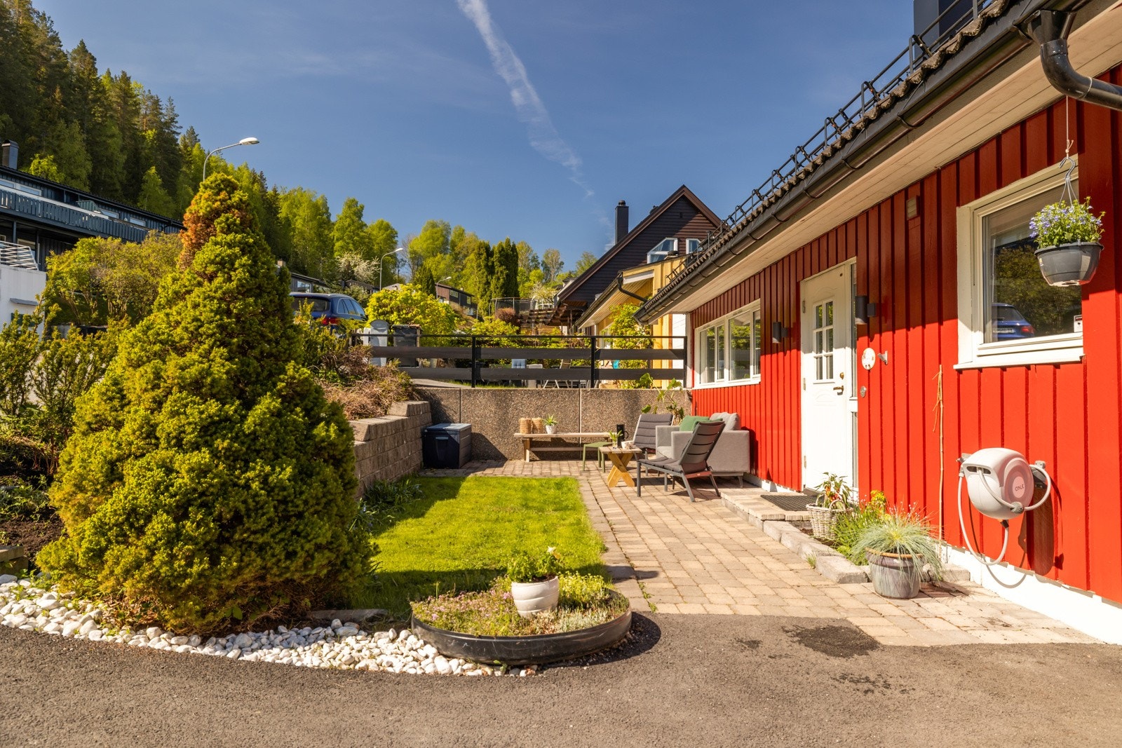Hyggelig forhage med morgensol Galleribilde