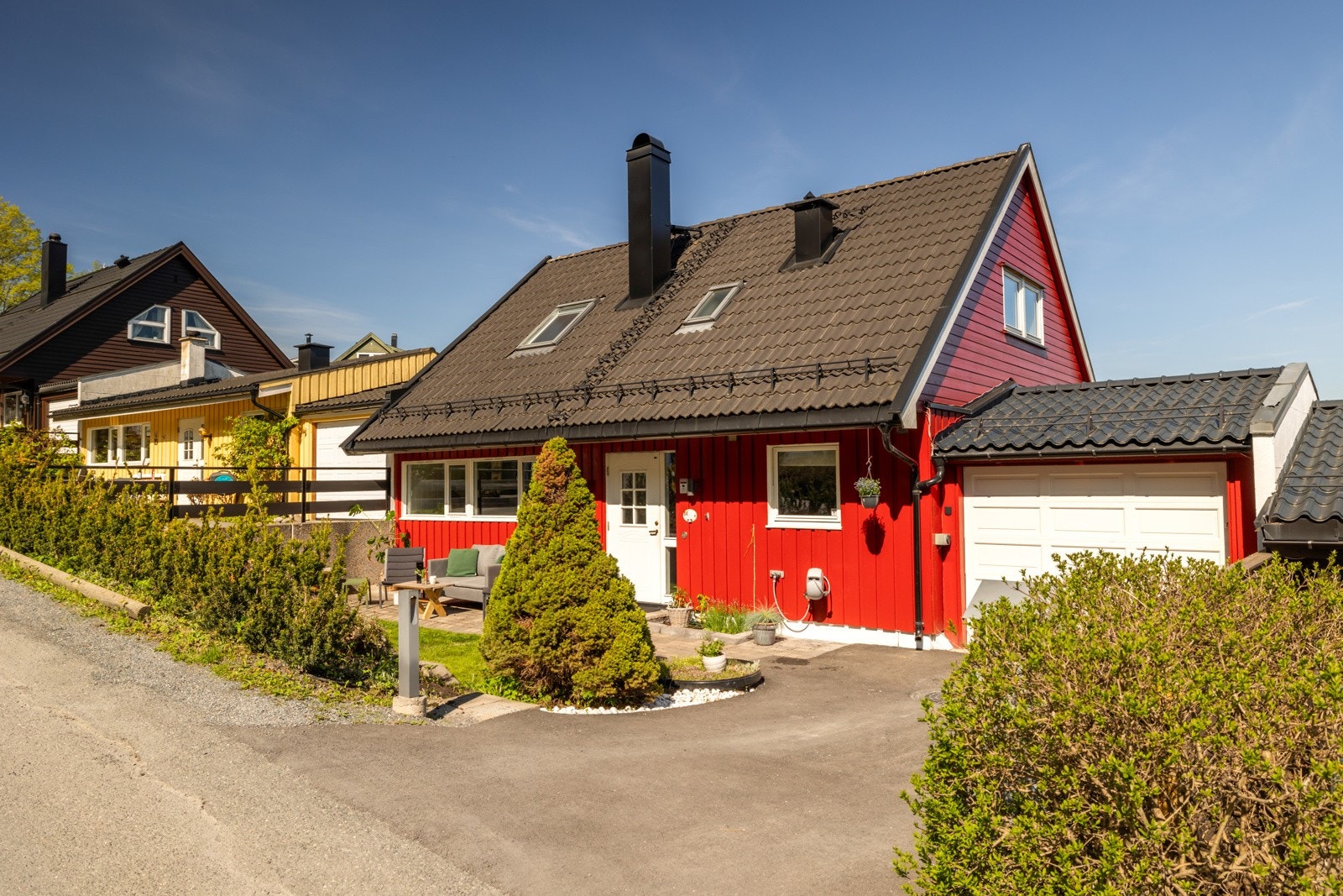 Eiendommen har parkering i garasje(ny elektrisk port) samt på tomten. Galleribilde