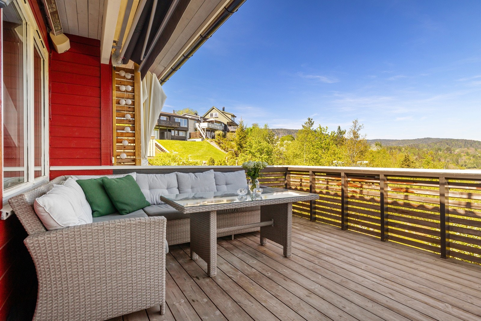 Terrasse ble i 2018 lagt med thermofuru i hele lengder. Dette er en miljøvennlig kledning, som krever lite vedlikehold ifølge produsent (Moelven). Galleribilde
