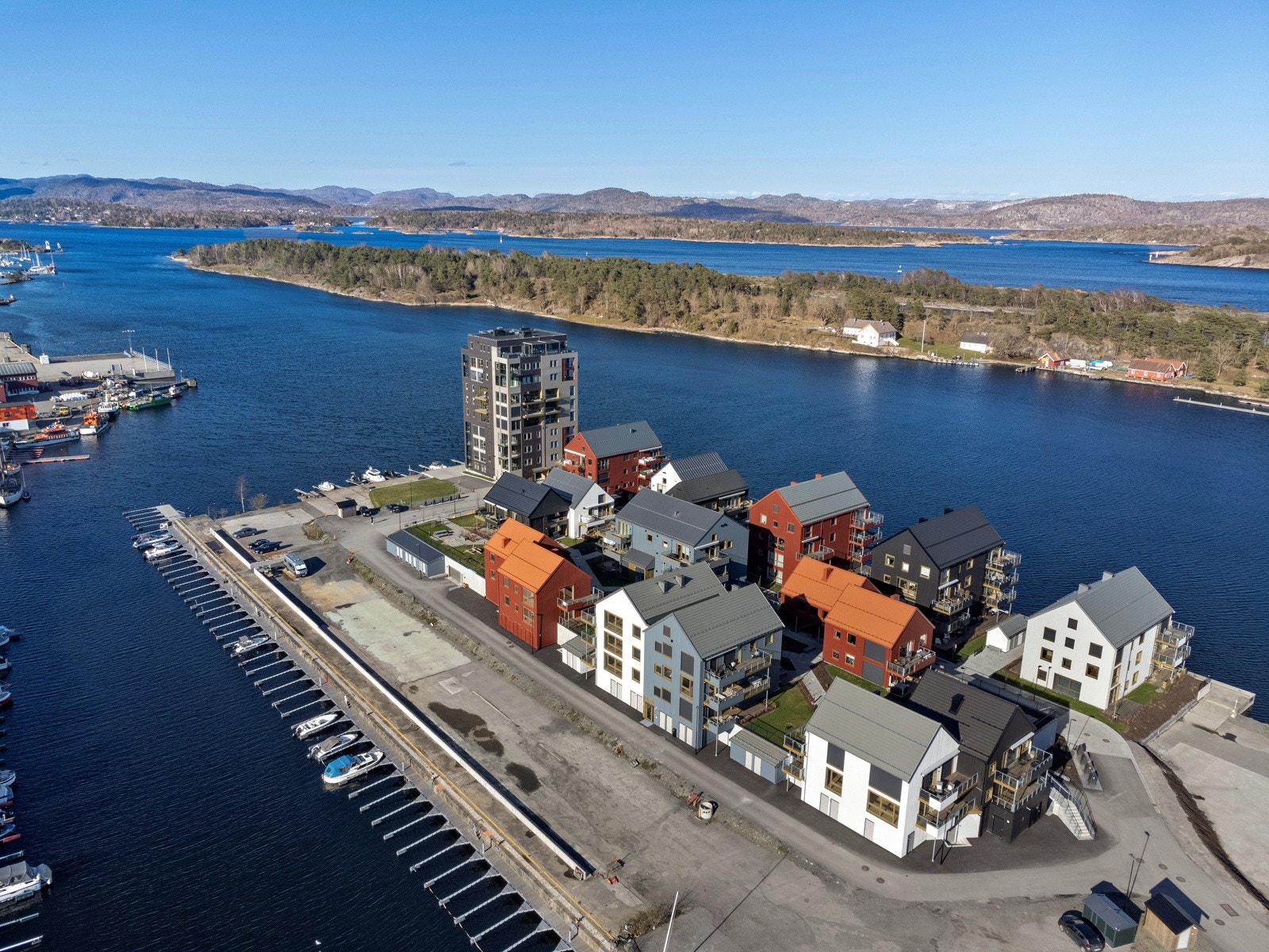 Idylliske Langøya ligger rett over sundet. Galleribilde