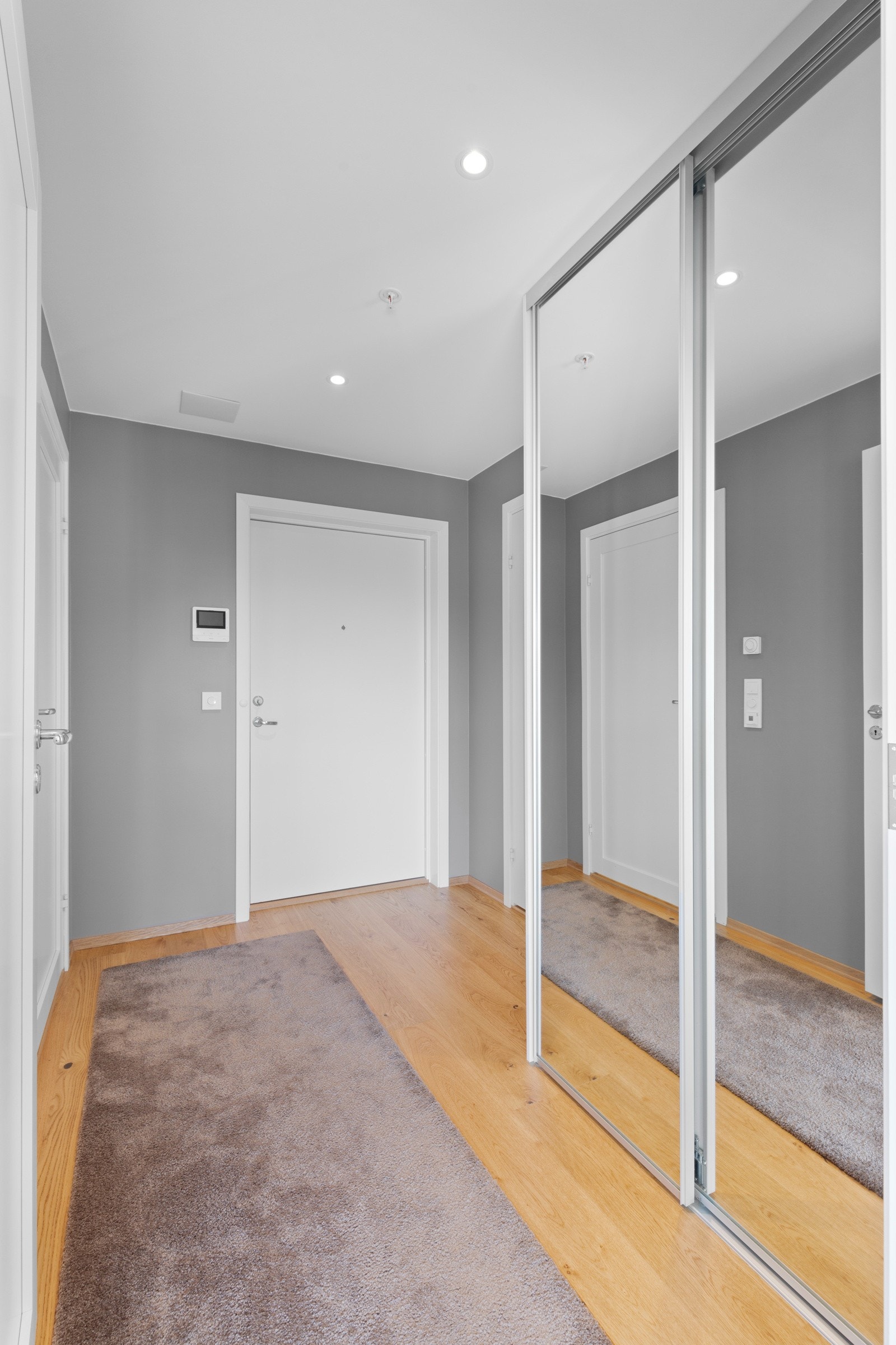 Vindfang med skyvedørgarderobe Galleribilde