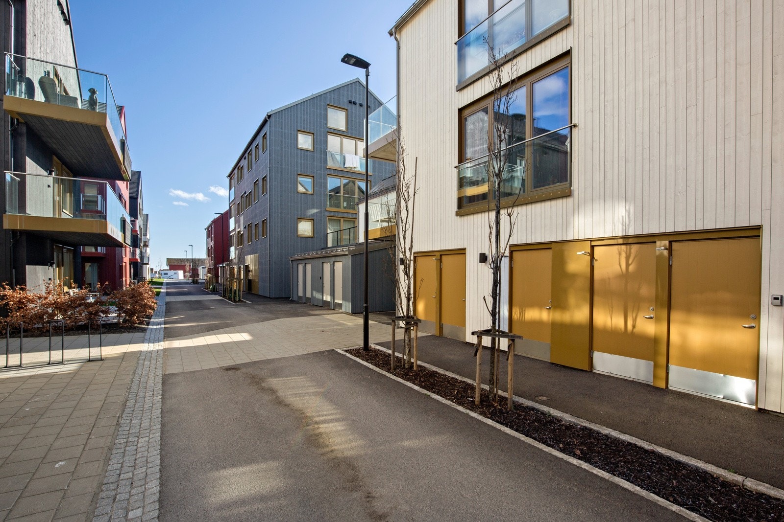 Utvendig sportbod på bakkeplan på 5 m² i bygget til høyre Galleribilde