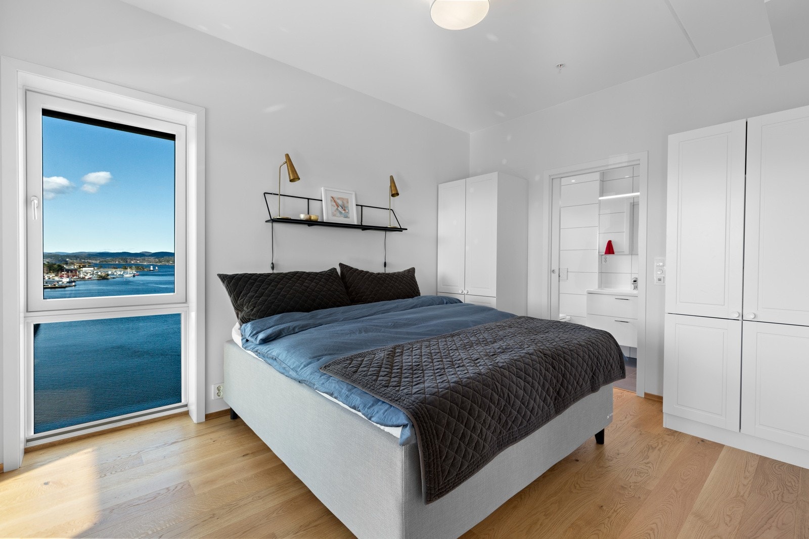 Nydelig master bedroom med god plass til dobbelseng, godt med garderobeskap Galleribilde