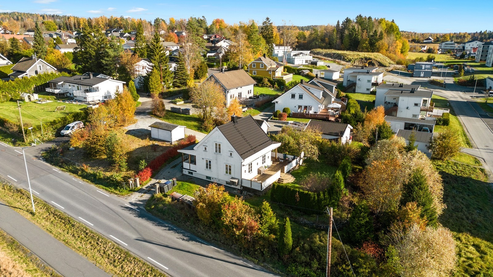 Fra tomten er det kort vei til skole, barnehager, Knapstad stasjon, Kiwi og fasiliteter som tannlege, legekontor, frisør mv. Galleribilde