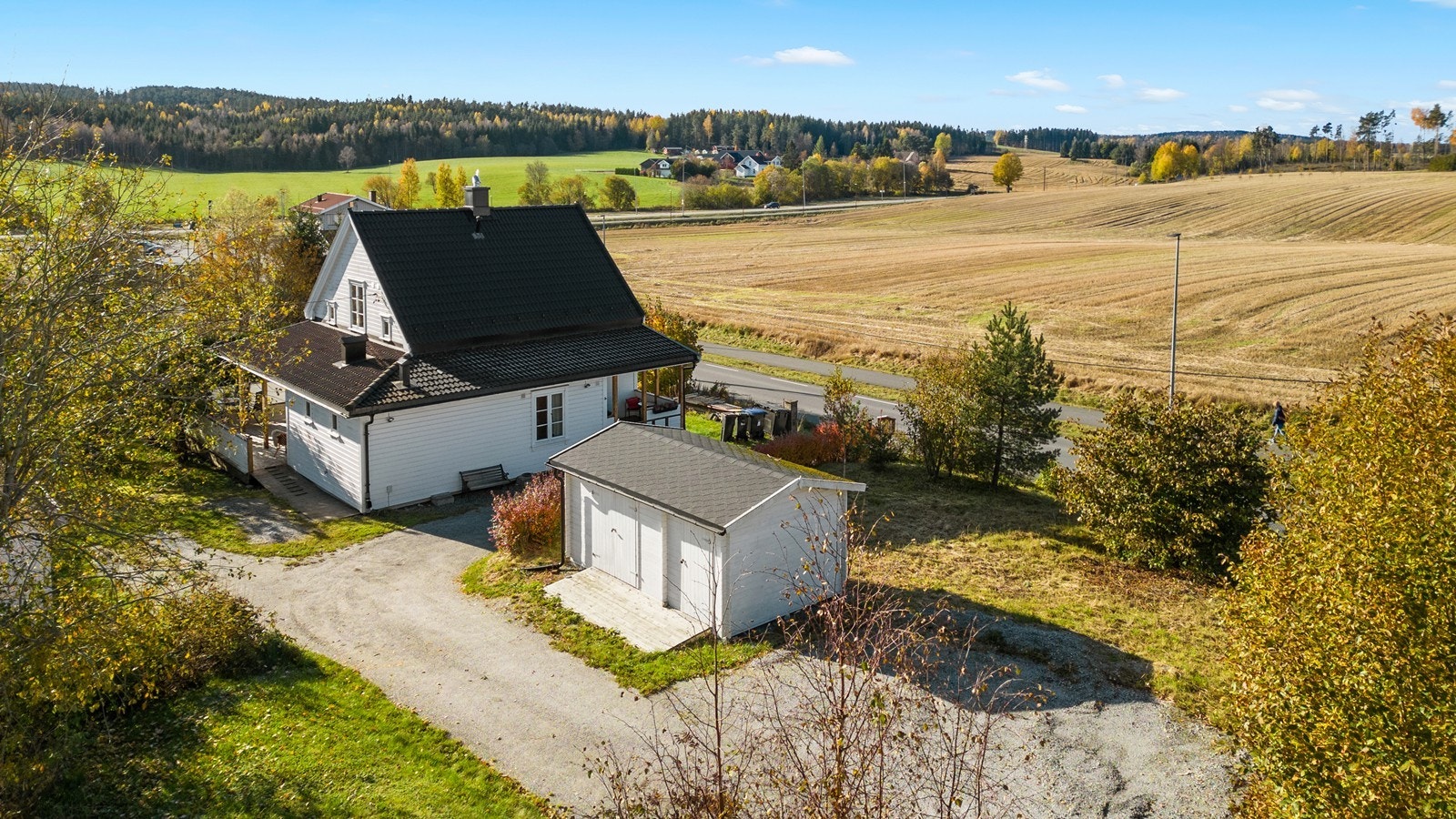 Det står et frittstående bodbygg på tomten i dag Galleribilde