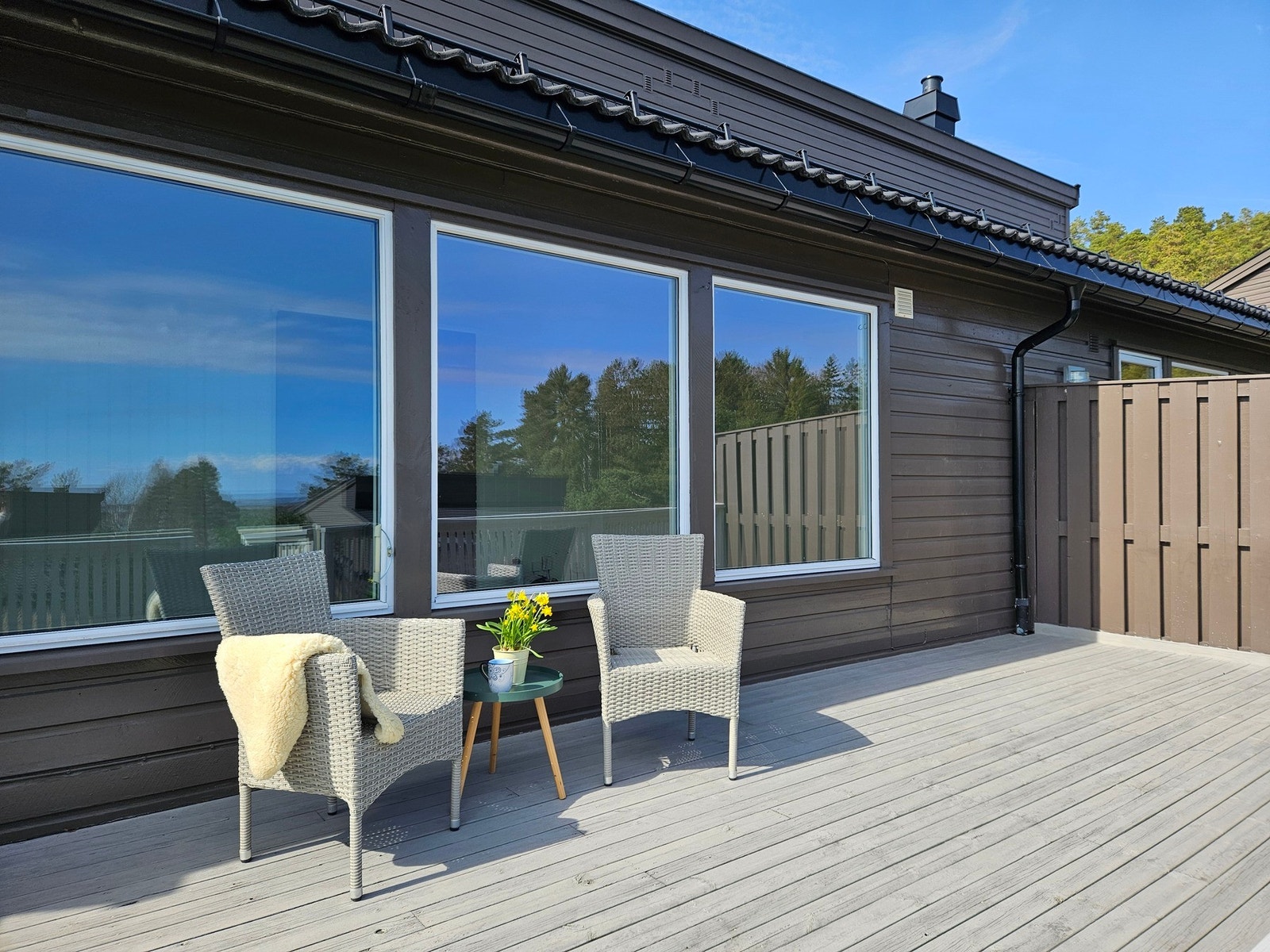 Terrassen har god plass til flere sittegrupper og grill, perfekt for hyggelige samvær ute gjennom hele sesongen. Galleribilde