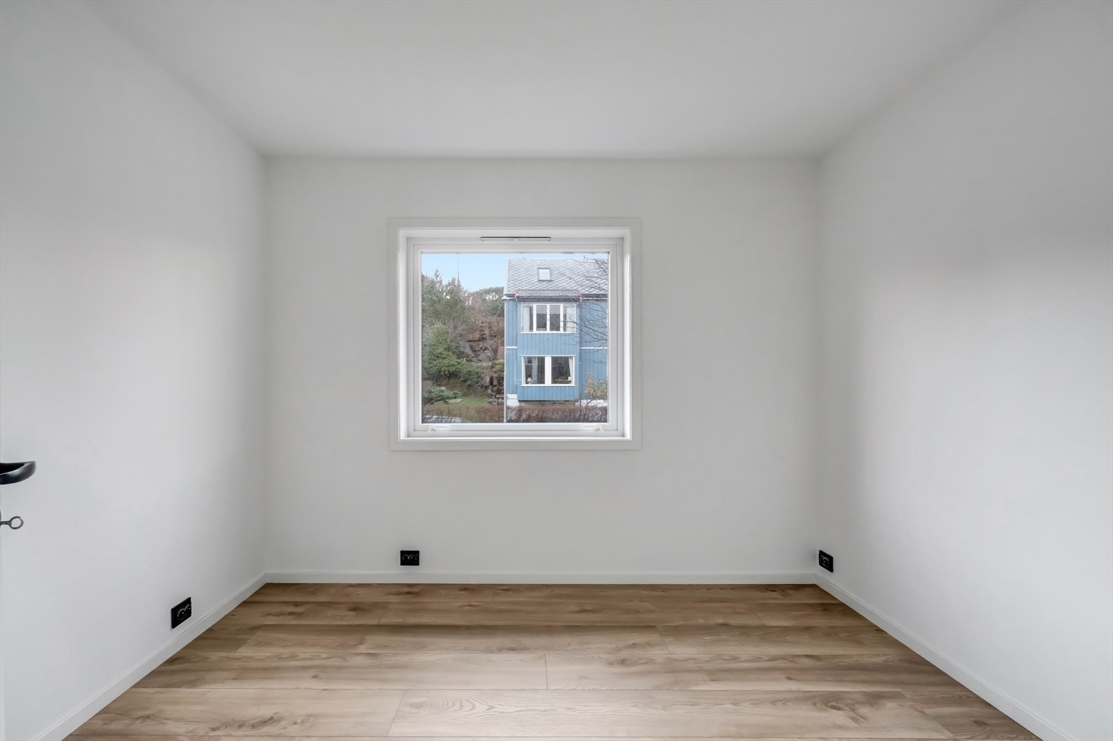 Godt lysinnslipp fra vinduet. Galleribilde