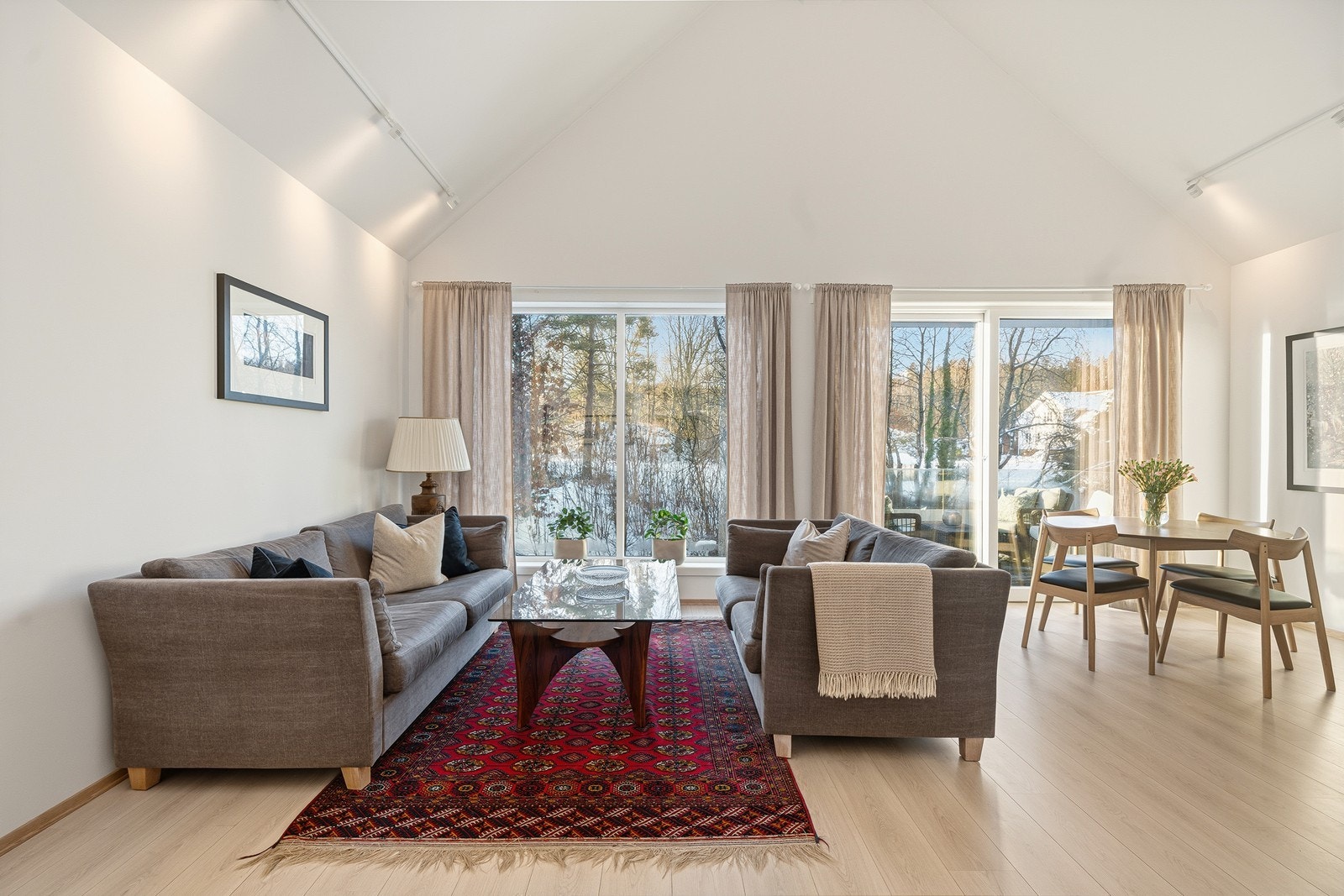 Luftig stue med solrik utsyn. Foto: Ivars Upe Galleribilde