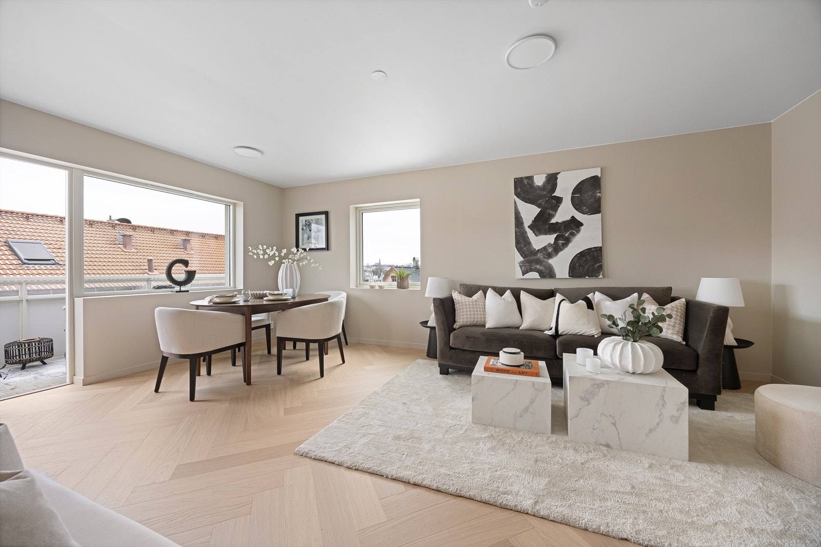 Fra balkongen har man flott utsikt utover byen Galleribilde
