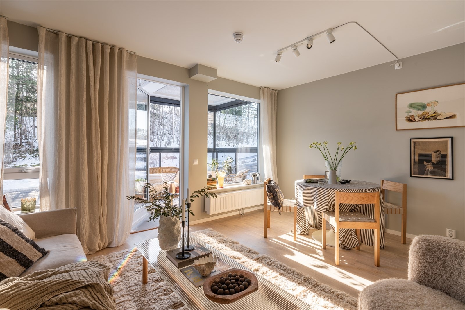 Store vindusflater sørger for godt med naturlig lysinnslipp til rommet. Galleribilde