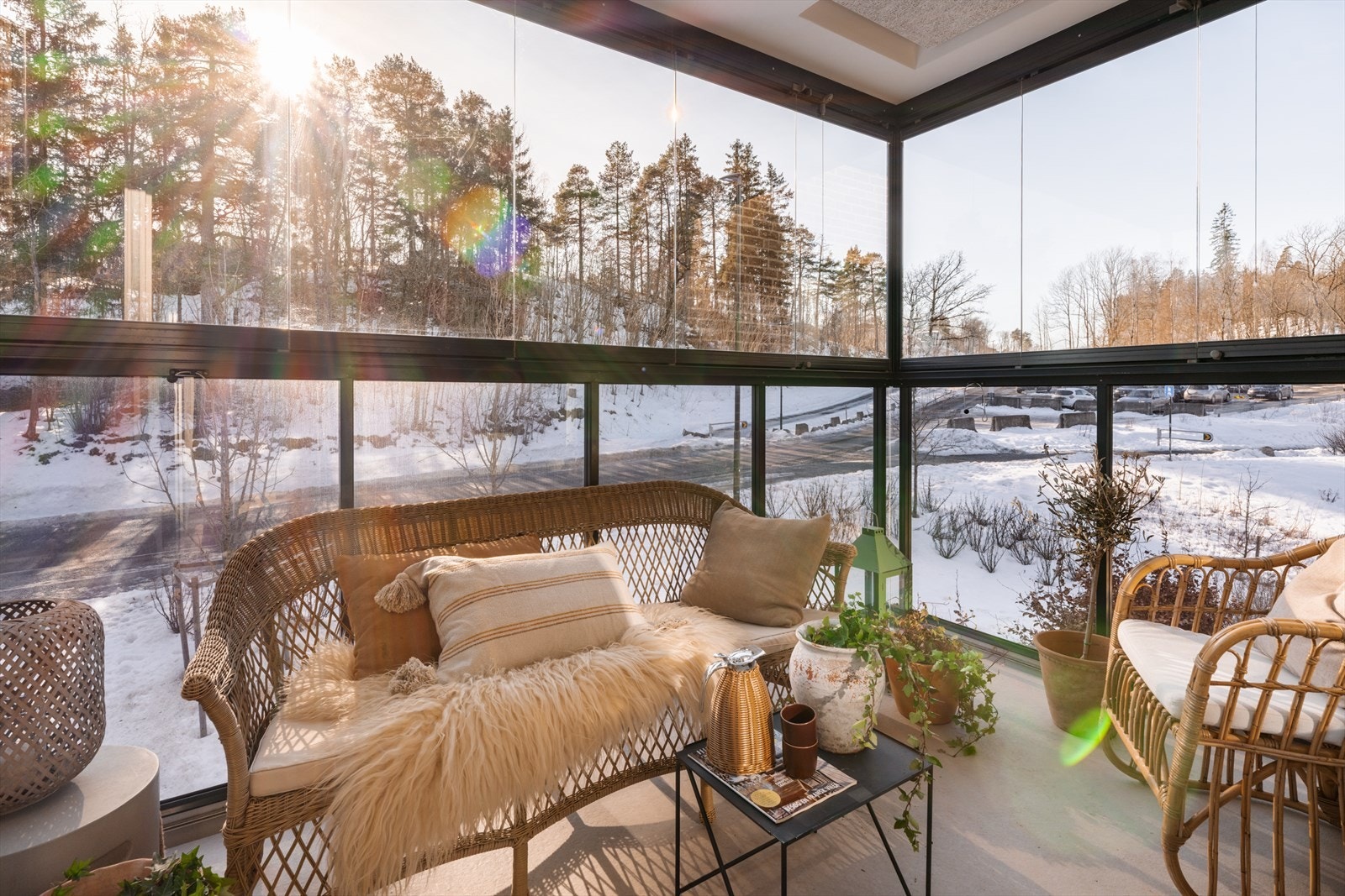 Balkongen har sydøstvendt orientering og er overbygd samt skjermet med glassfelt, noe som gir en lys og beskyttet uteplass samtidig som utsynet bevares. Beliggenheten gir også lite innsyn. Galleribilde