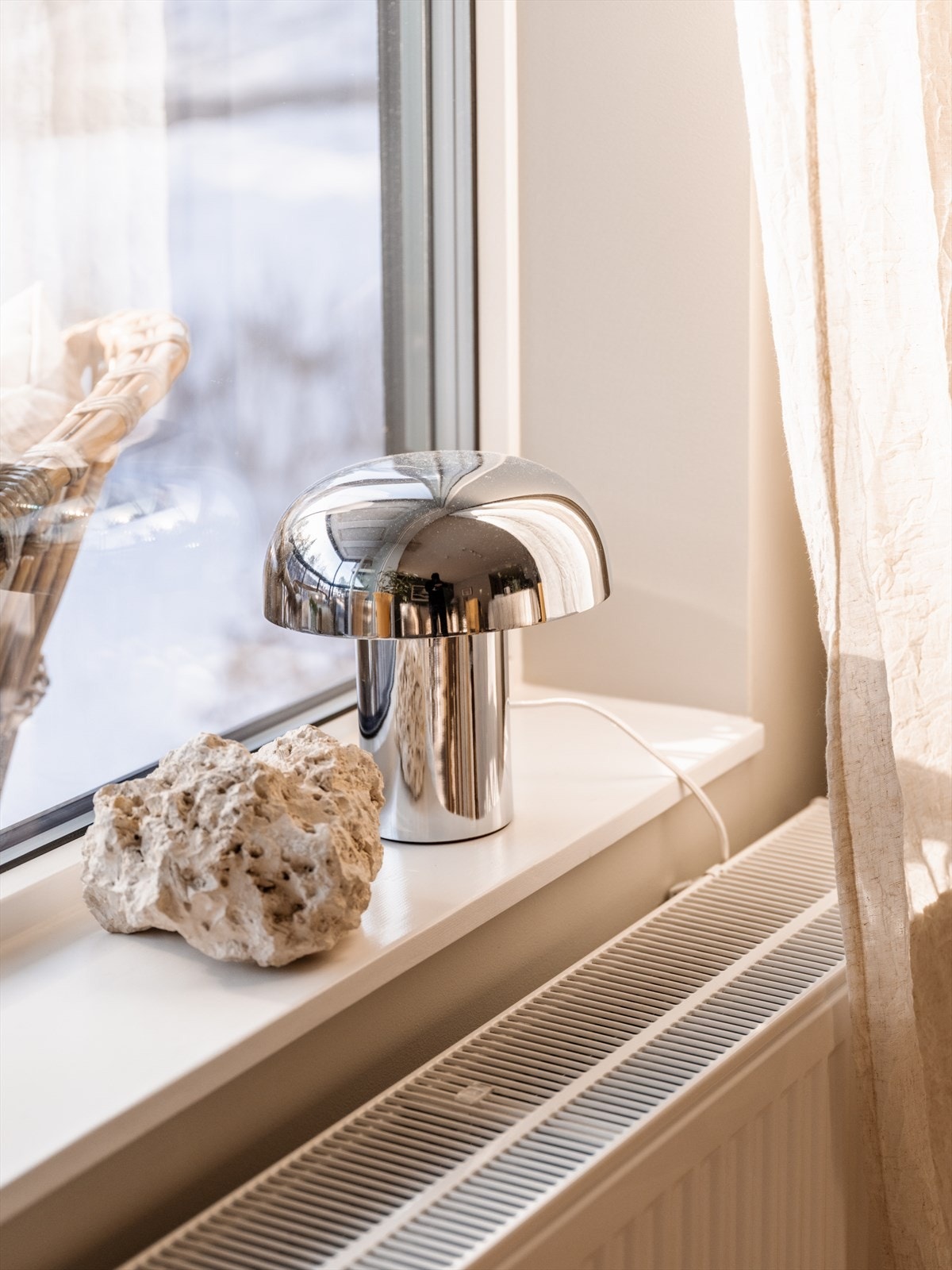 Leiligheten har radiator i stuen tilkoblet felles anlegg i bygget. På badet er det elektriske varmekabler. Det er i tillegg balansert ventilasjon med varmegjenvinning i leiligheten. Galleribilde