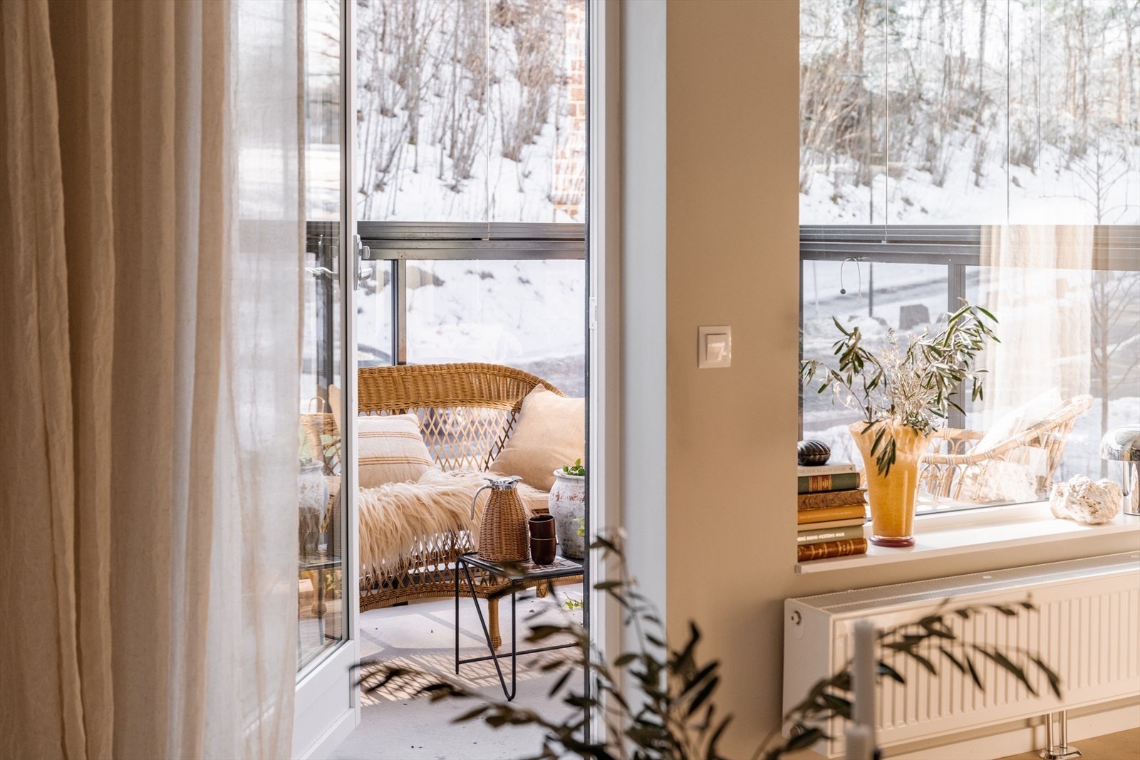 Fra stuen er det utgang til en innglasset balkong som oppleves som en naturlig forlengelse av oppholdsrommet. Galleribilde