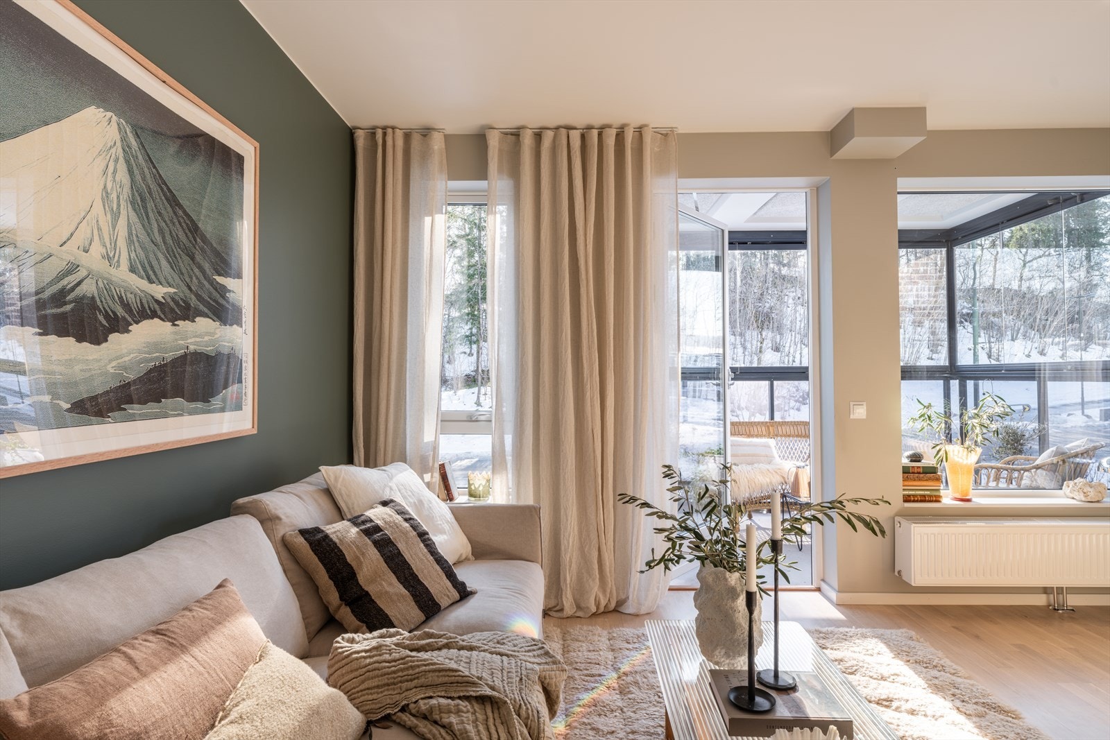Felleskostnadene er per d.d. på kr. 2 659,- og dekker bl.a. grunnpakke internett (fra GlobalConnect med hastighet på 1000/1000 Mbps), varmtvann og fyring til radiator, kommunale avgifter, bygningsforsikring m.m. Galleribilde