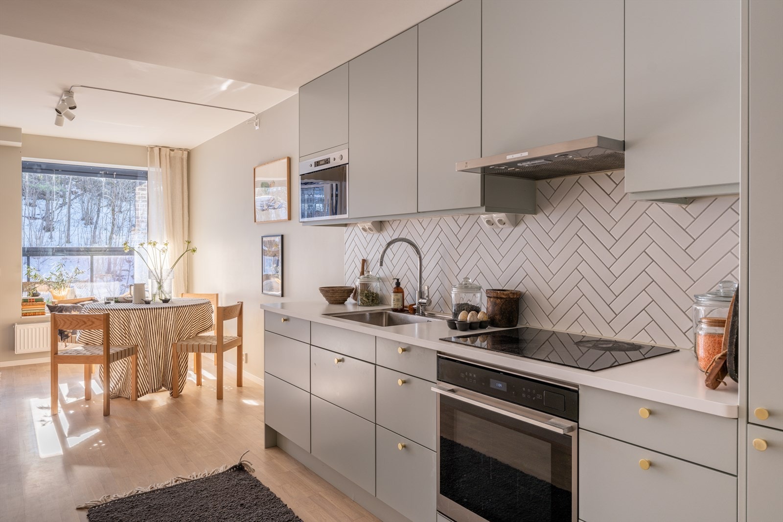 Kjøkkeninnredningen er fra Marbodal og har glatte, stilrene fronter som gir et moderne uttrykk. Kjøkkenet er utstyrt med både over- og underskap som gir gode oppbevaringsmuligheter. Galleribilde