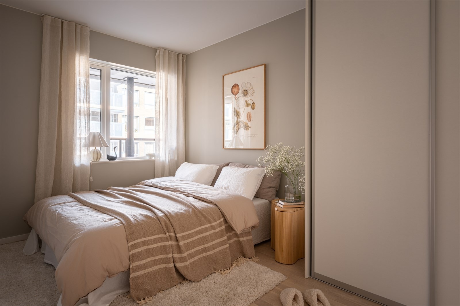 Soverommet har adkomst fra gangen ved kjøkkenet og fremstår som et romslig og behagelig rom med plass til dobbeltseng og tilhørende møblement. Galleribilde