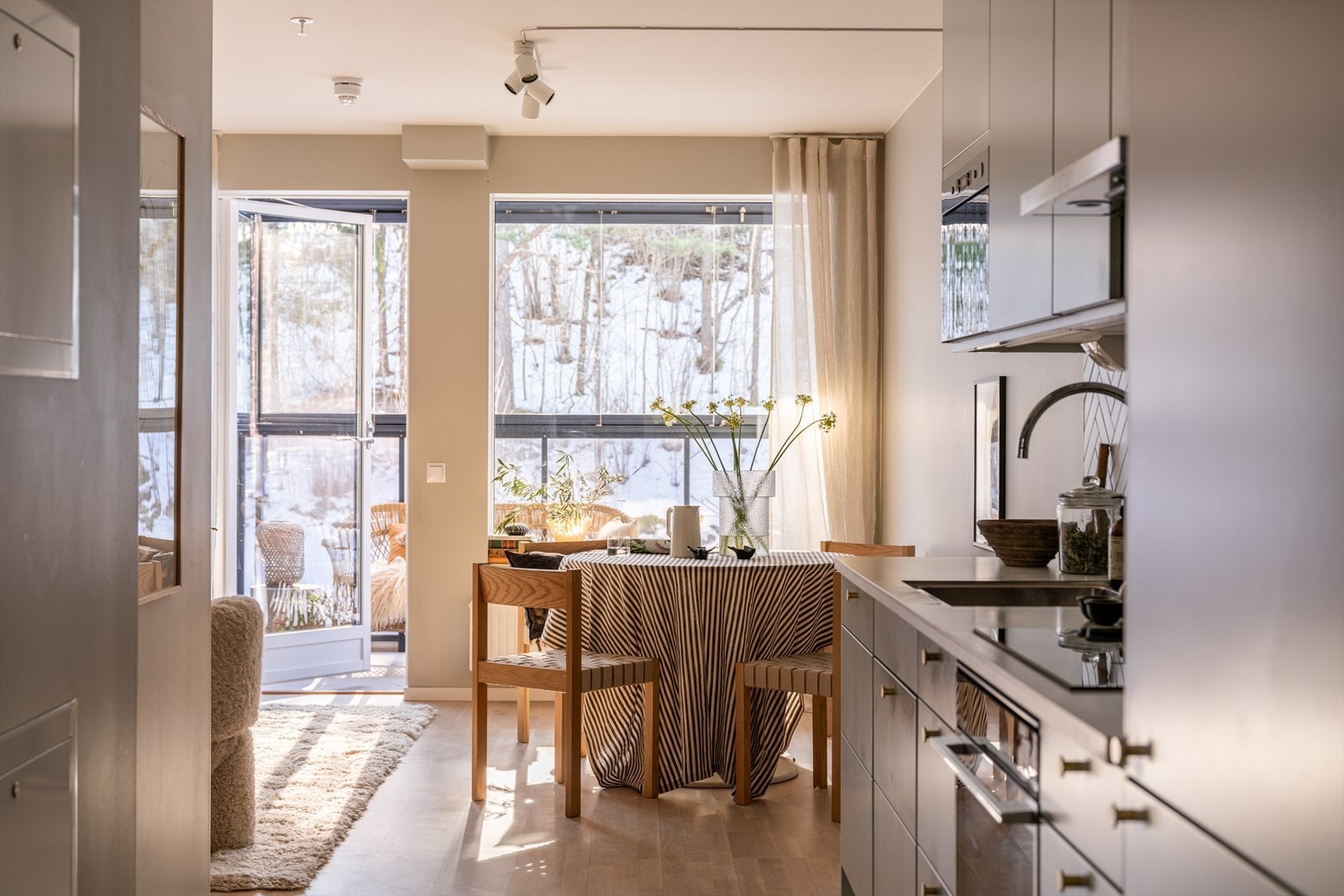 Allrommet oppleves som romslig med store vindusflater som slipper inn rikelig med naturlig lys, mye takket være den sydøstvendte beliggenheten. Galleribilde