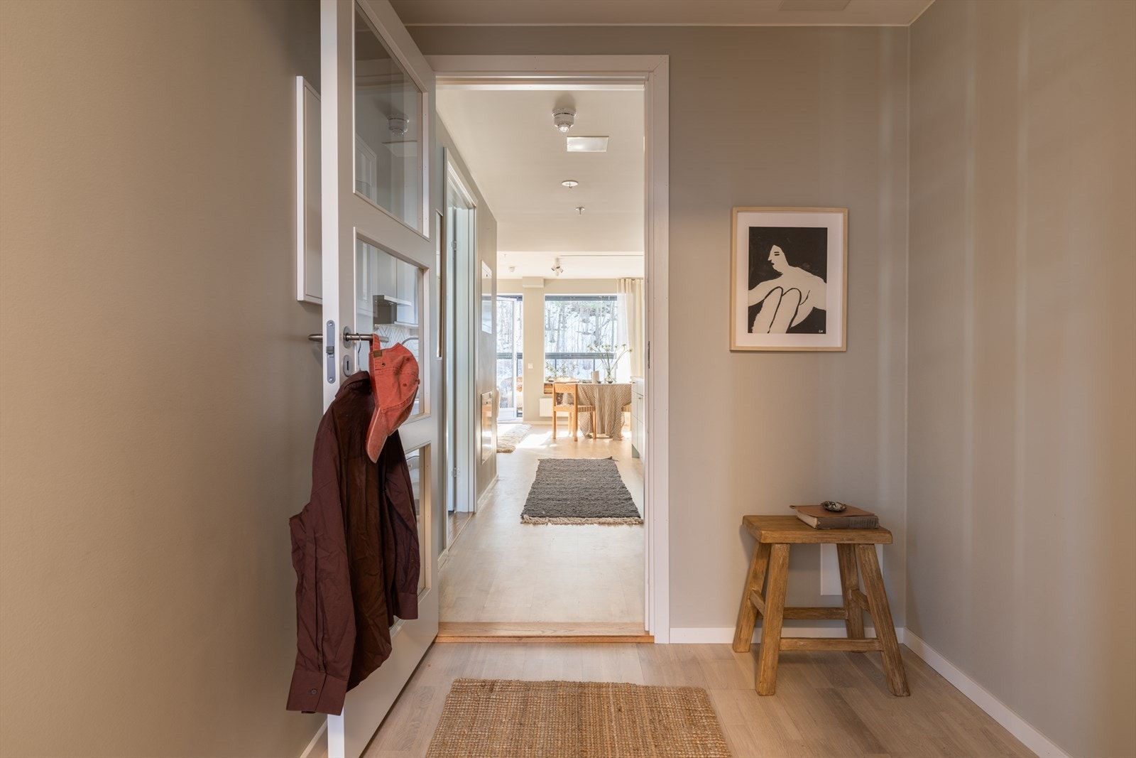 Leiligheten har adkomst via felles trappegang med heis. Det er plass til garderobeskap langs veggen, noe som gir praktiske oppbevaringsmuligheter for yttertøy og sko. Galleribilde