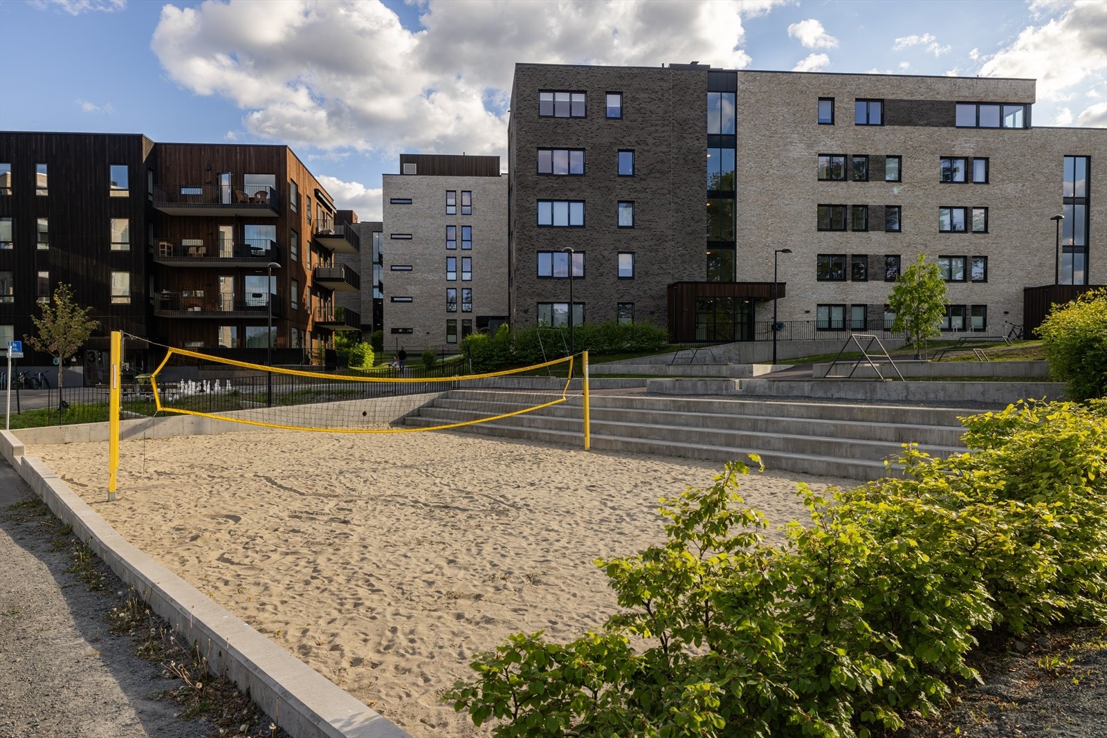 Fellesområdene til huseierforeningen er pent opparbeidet med volleyballbane og flere lekeplasser. Galleribilde