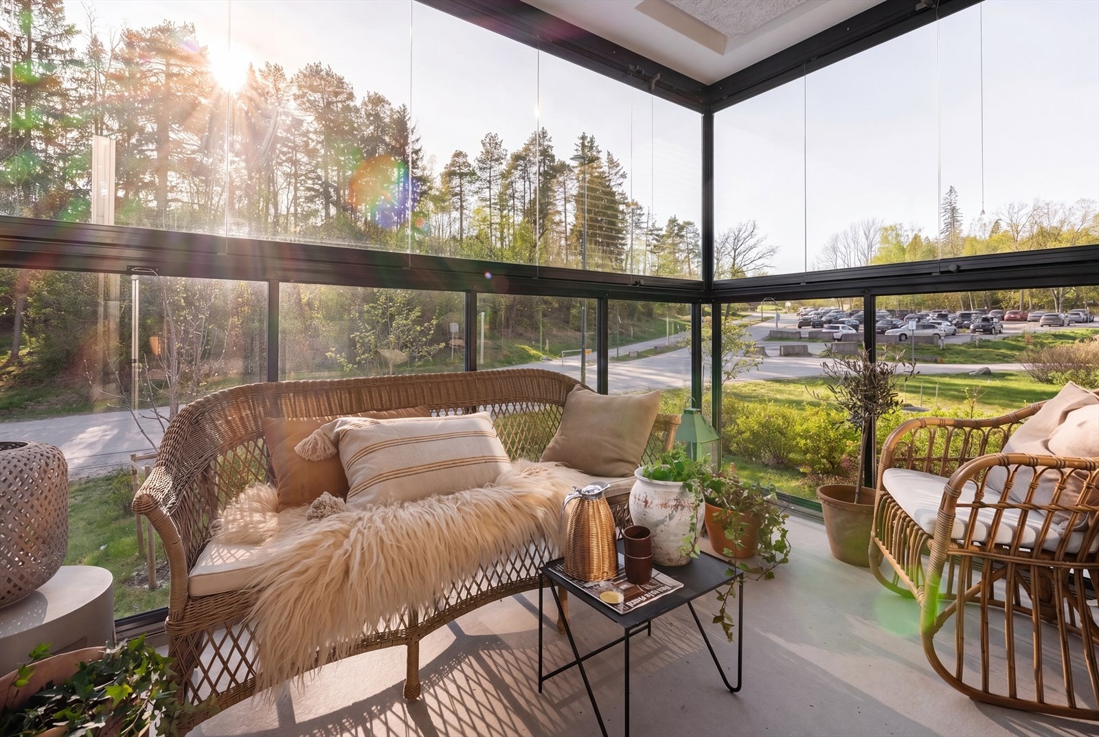 Fra stuen er det utgang til en hyggelig, innglasset balkong på ca. 7 kvm med sydøstvendt beliggenhet. Innglassingen gir gode muligheter for en lun og skjermet sitteplass med utsyn mot nærområdet. Galleribilde