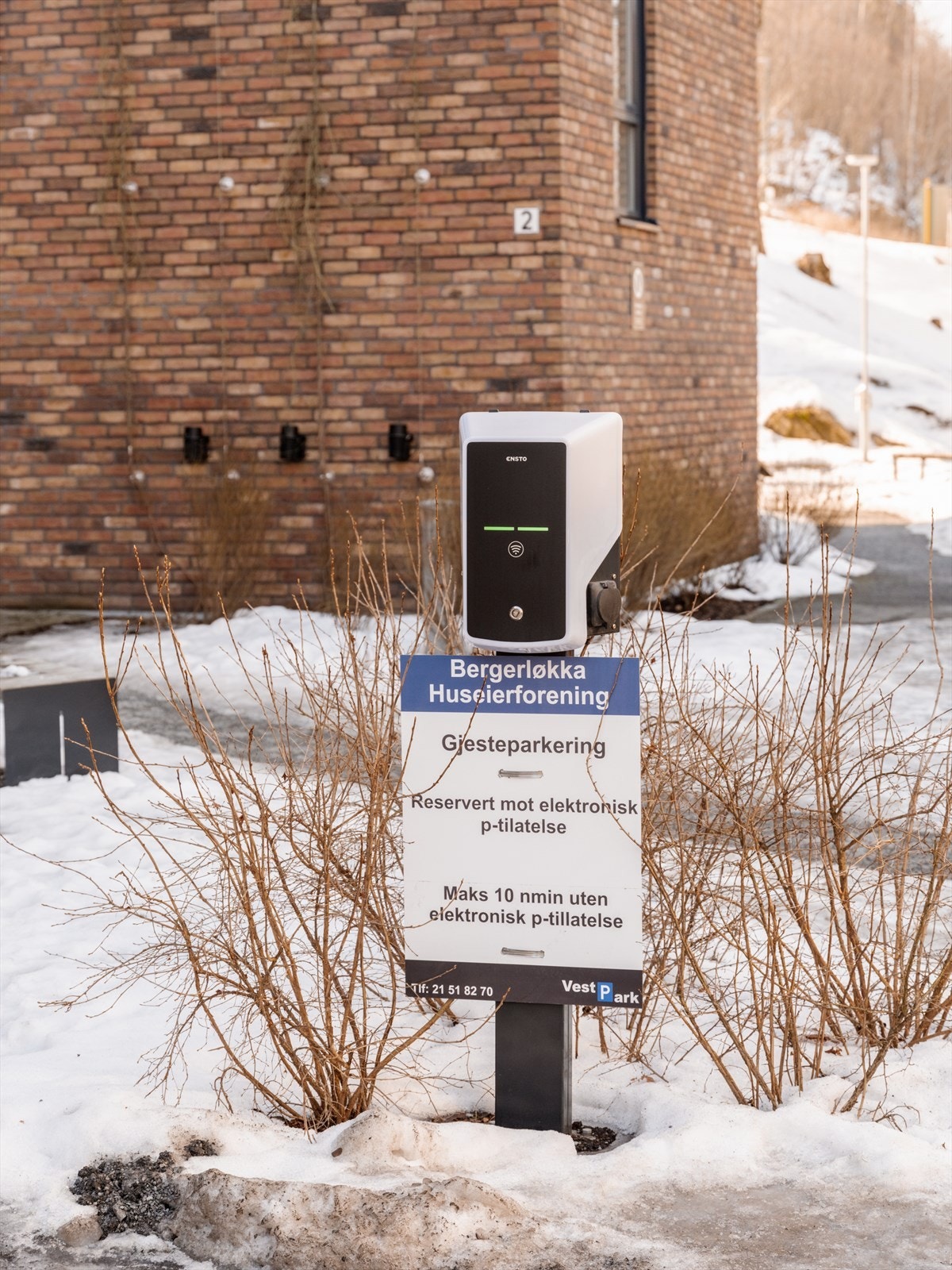 Det medfølger ikke garasjeplass til leiligheten. På Vestre Billingstad er det bildelingstjeneste der man kan leie bil når man har behov for det. Det er gjesteparkering på feltet. Galleribilde