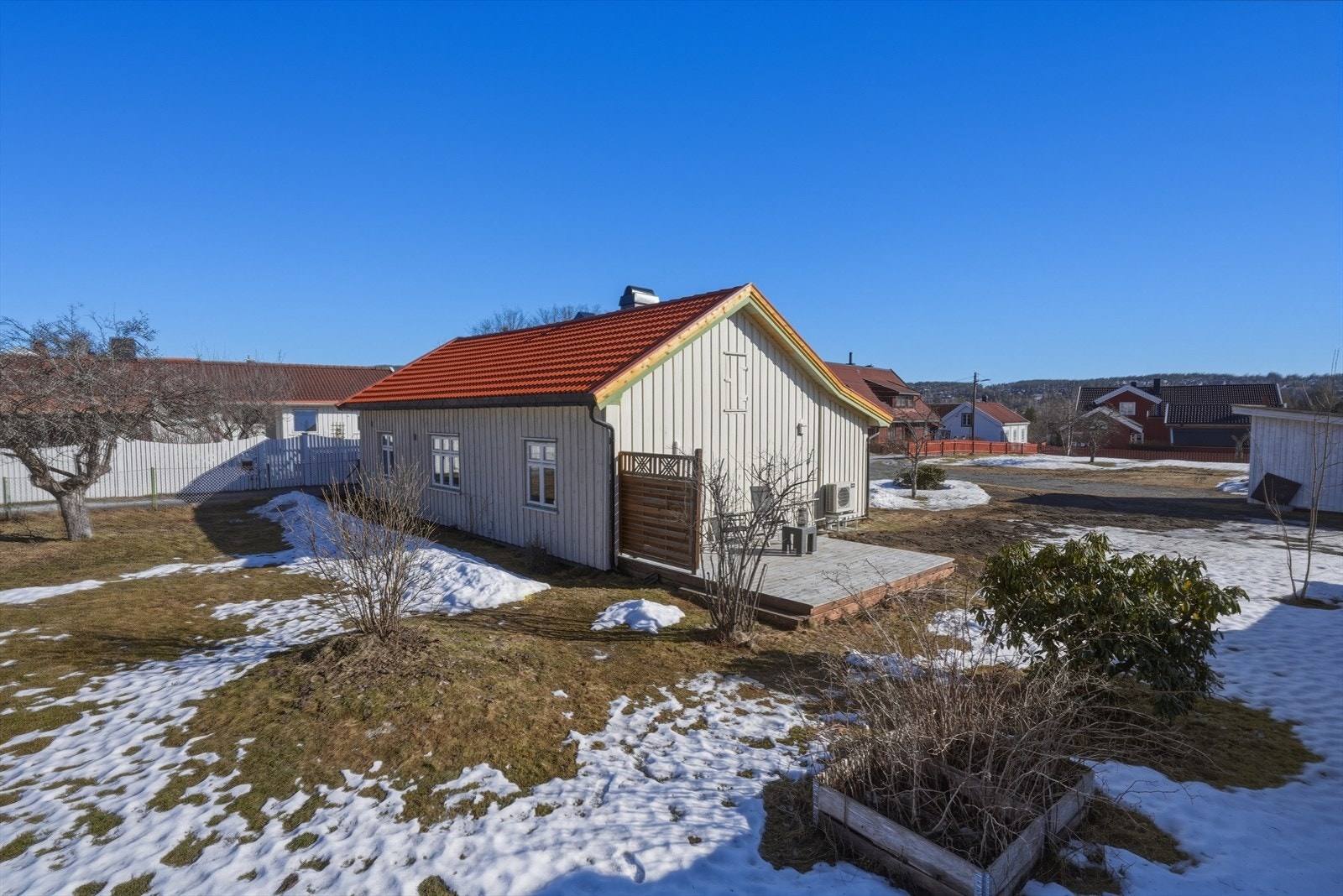 Romslig tomt med stor hage Galleribilde