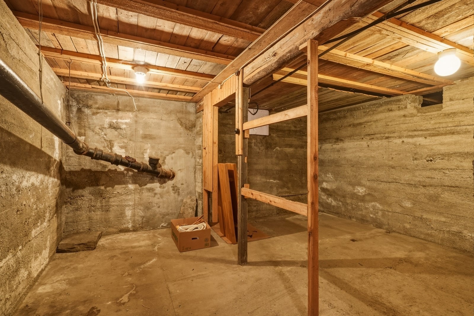 Romslig kjeller under deler av boligen, med god plass til lagring Galleribilde