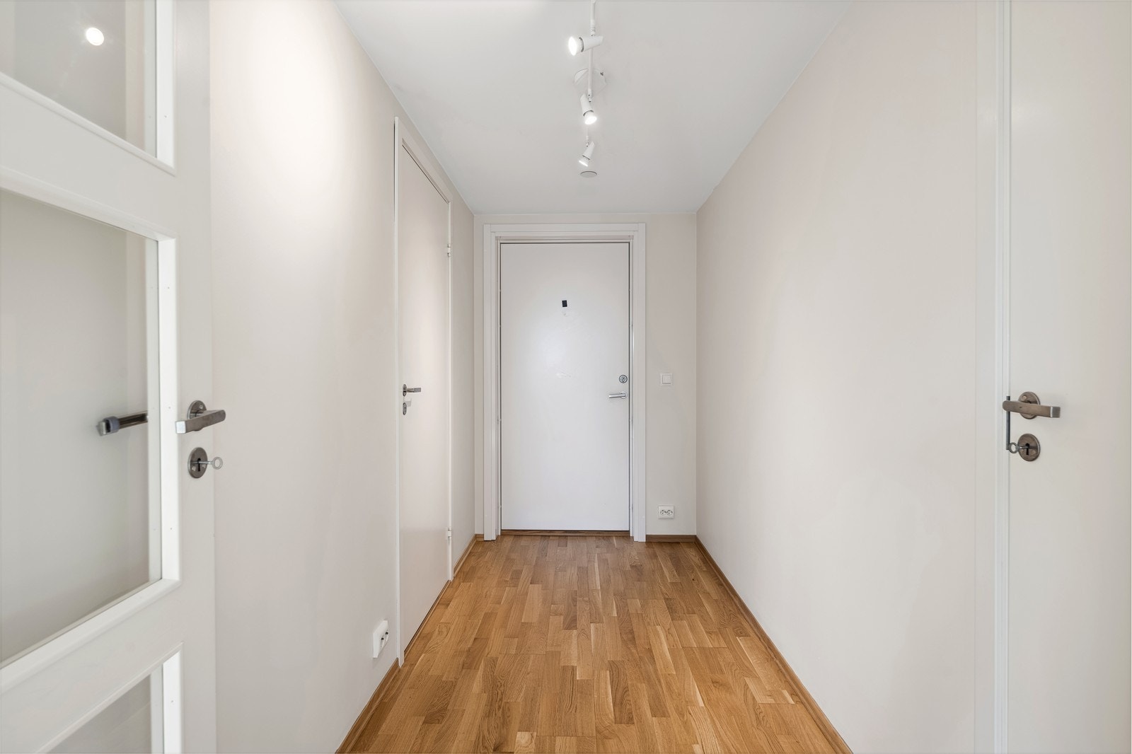 Romslig gang med plass til yttertøy og sko Galleribilde
