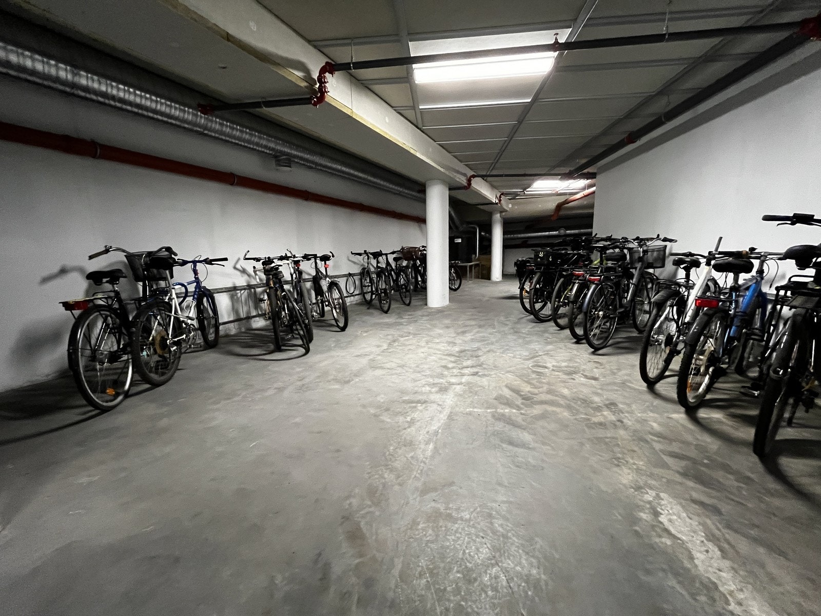 Felles sykkelparkering i kjeller Galleribilde