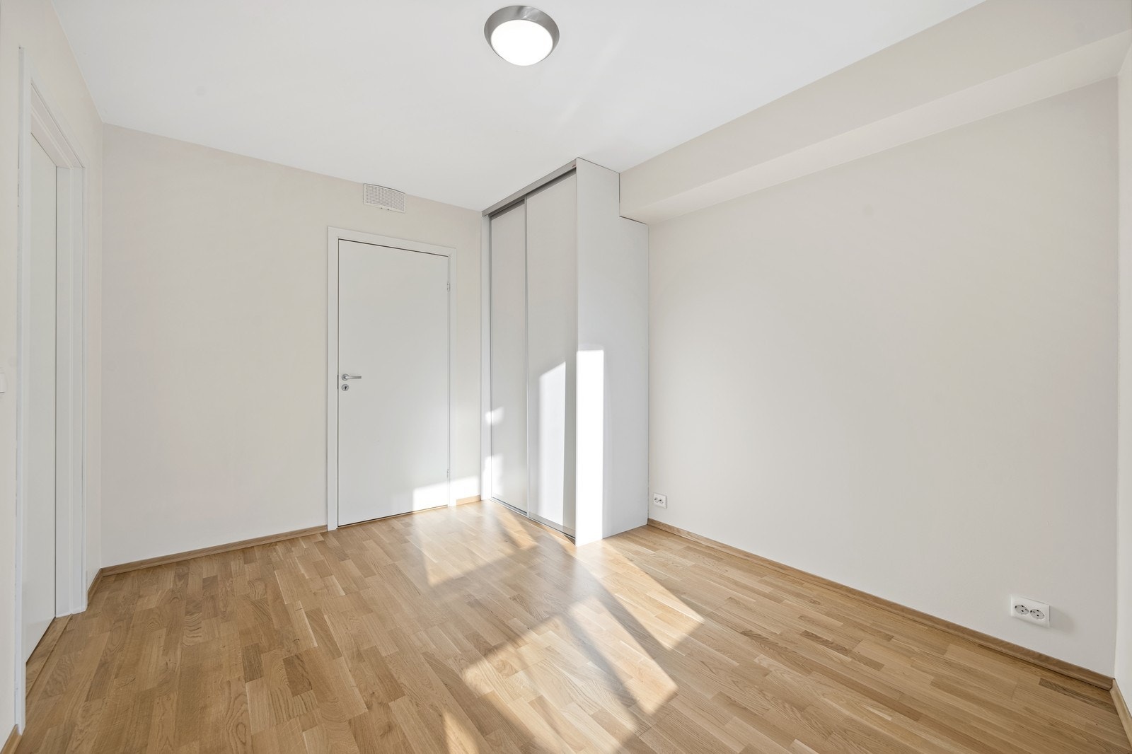 Soverommet har skyvedørsgarderobe og eget garderoberom Galleribilde