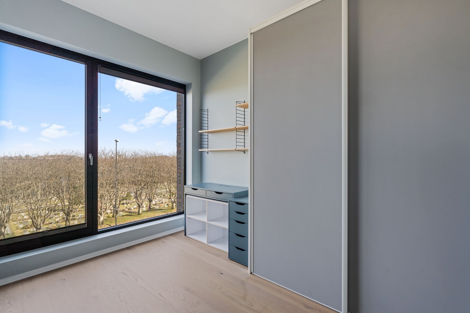 Soverom med skyvedørsgarderobe Galleribilde