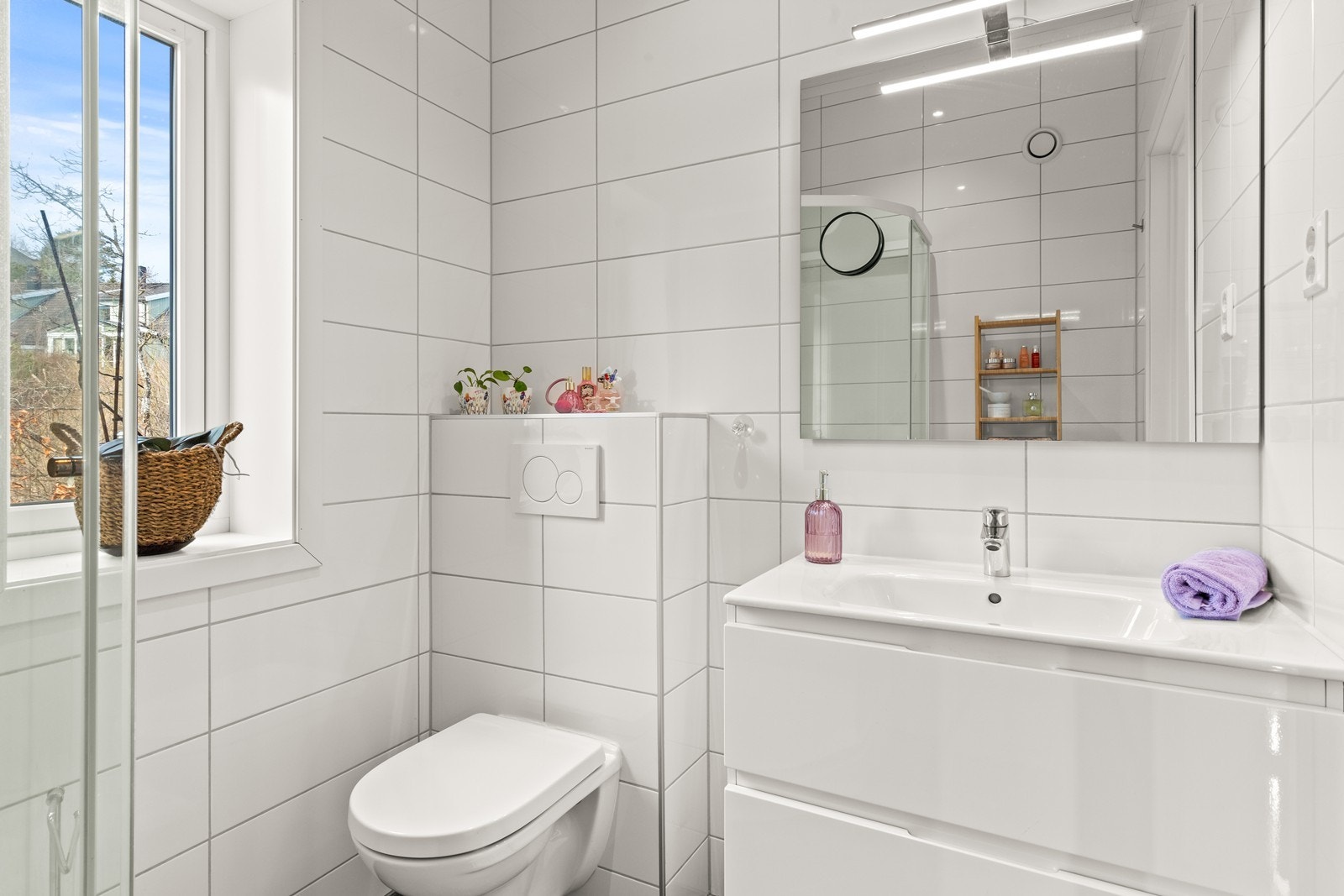 Badet er innredet med servant i innredning og vegghengt toalett. Galleribilde