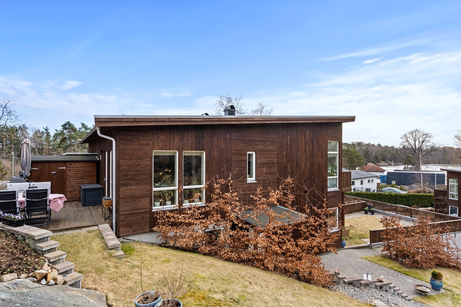 Terrassen på 13 m² har utgang fra kjøkkenet og en praktisk bod på 2 m². Galleribilde